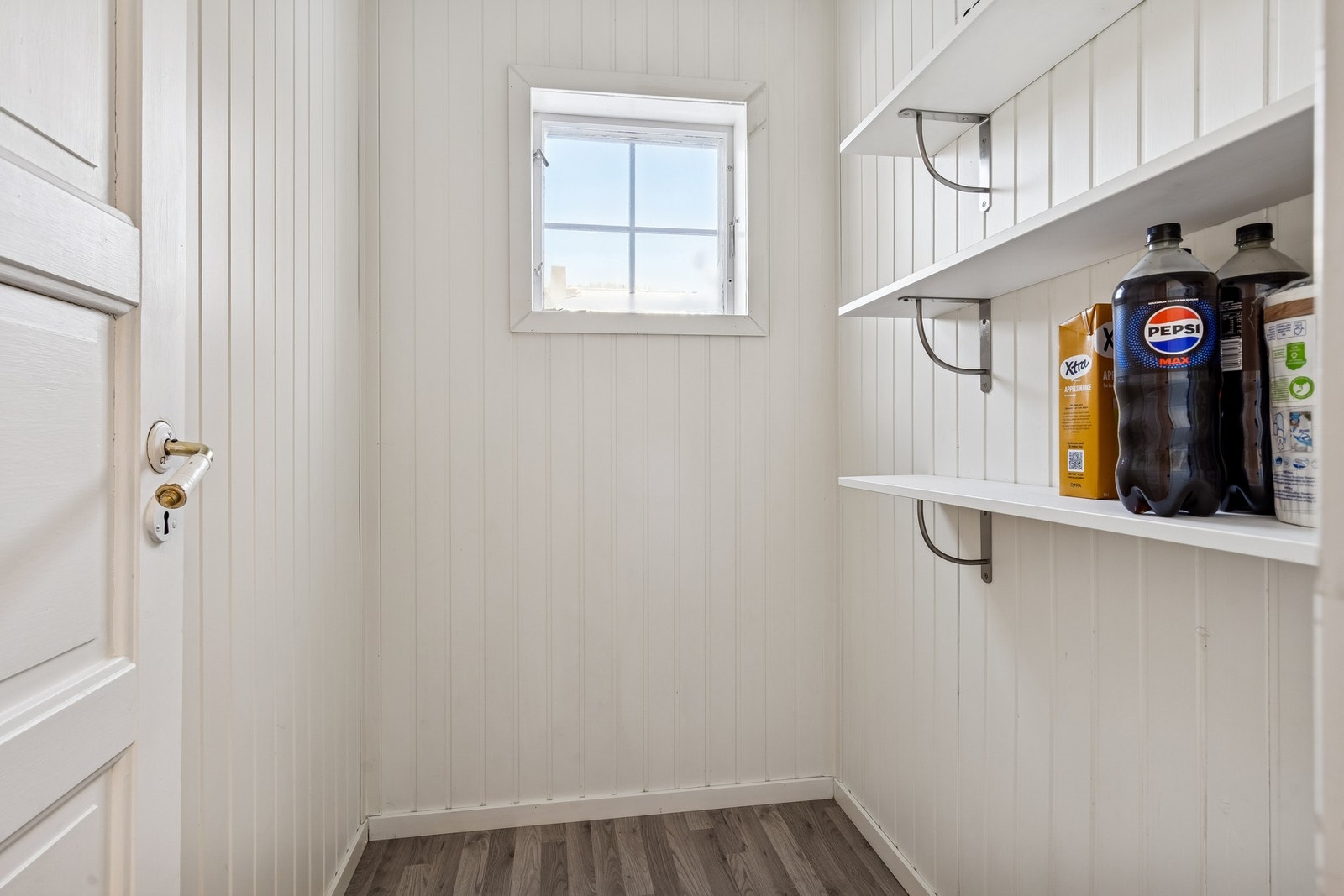 I tilknytning kjøkkenet har du en praktisk bod på 2 kvm som byr på rikelig med oppbevaringsplass. Galleribilde