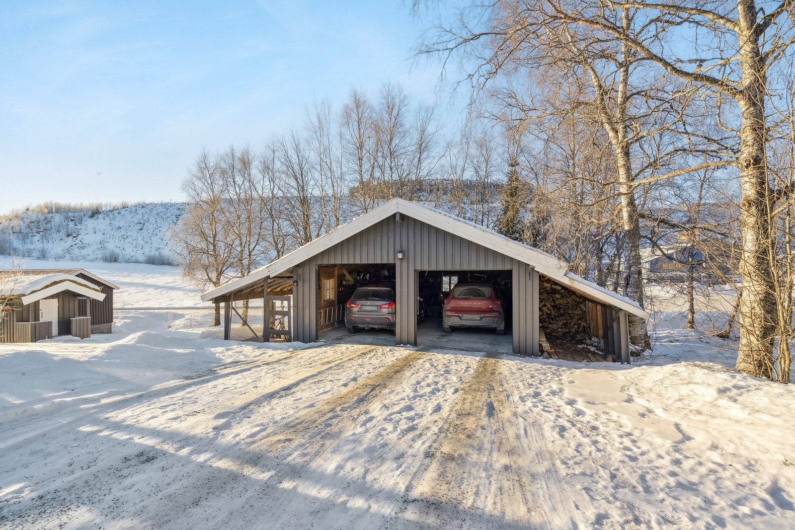 Det er muligheter for parkering i garasje og på tomten. Galleribilde