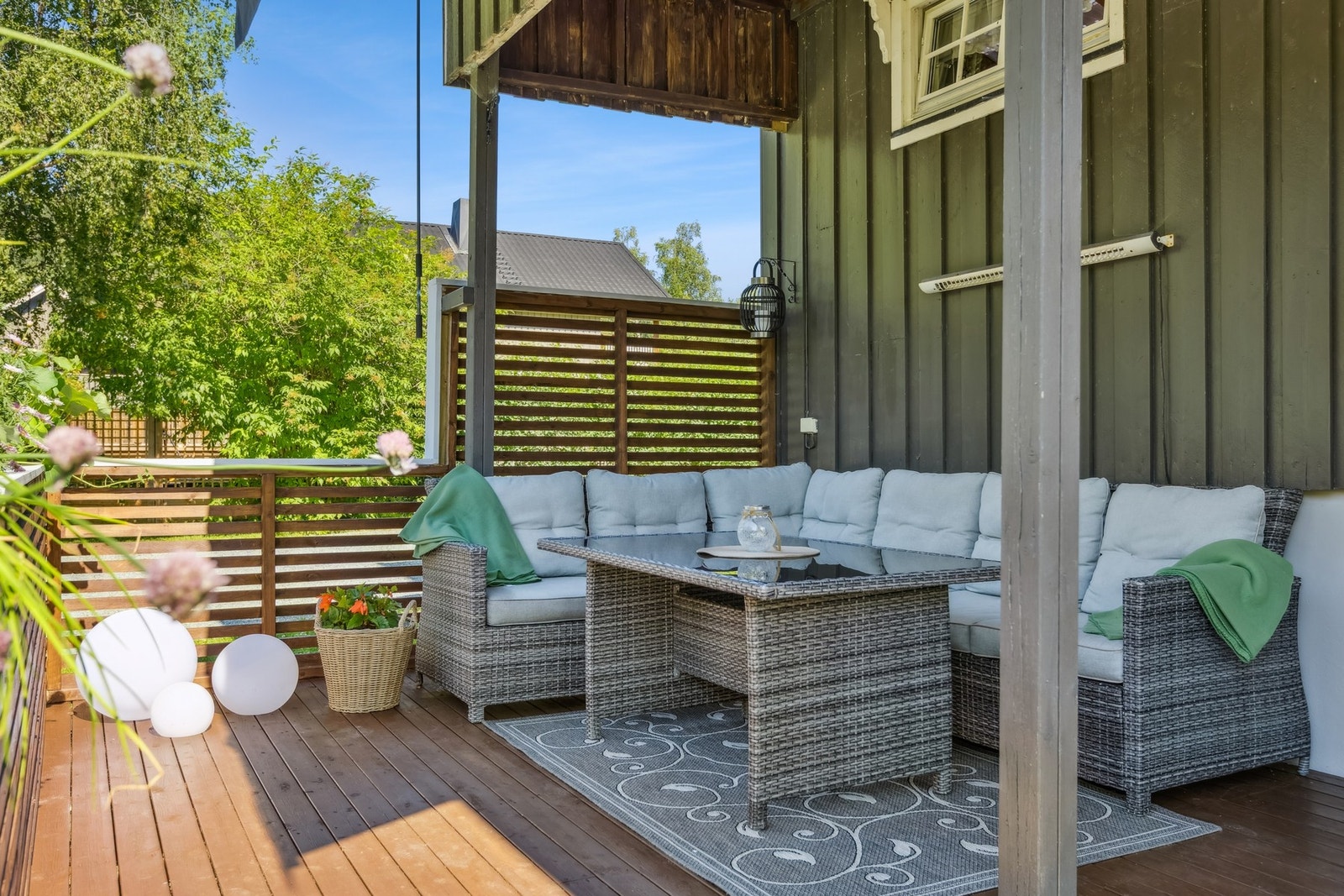 Eiendommen har gangavstand til barnehage, og kort vei til Meldal barne- og ungdomsskole, nærbutikk, bensinstasjon, pub og Bygger'n, noe som gjør hverdagen enkel. Galleribilde