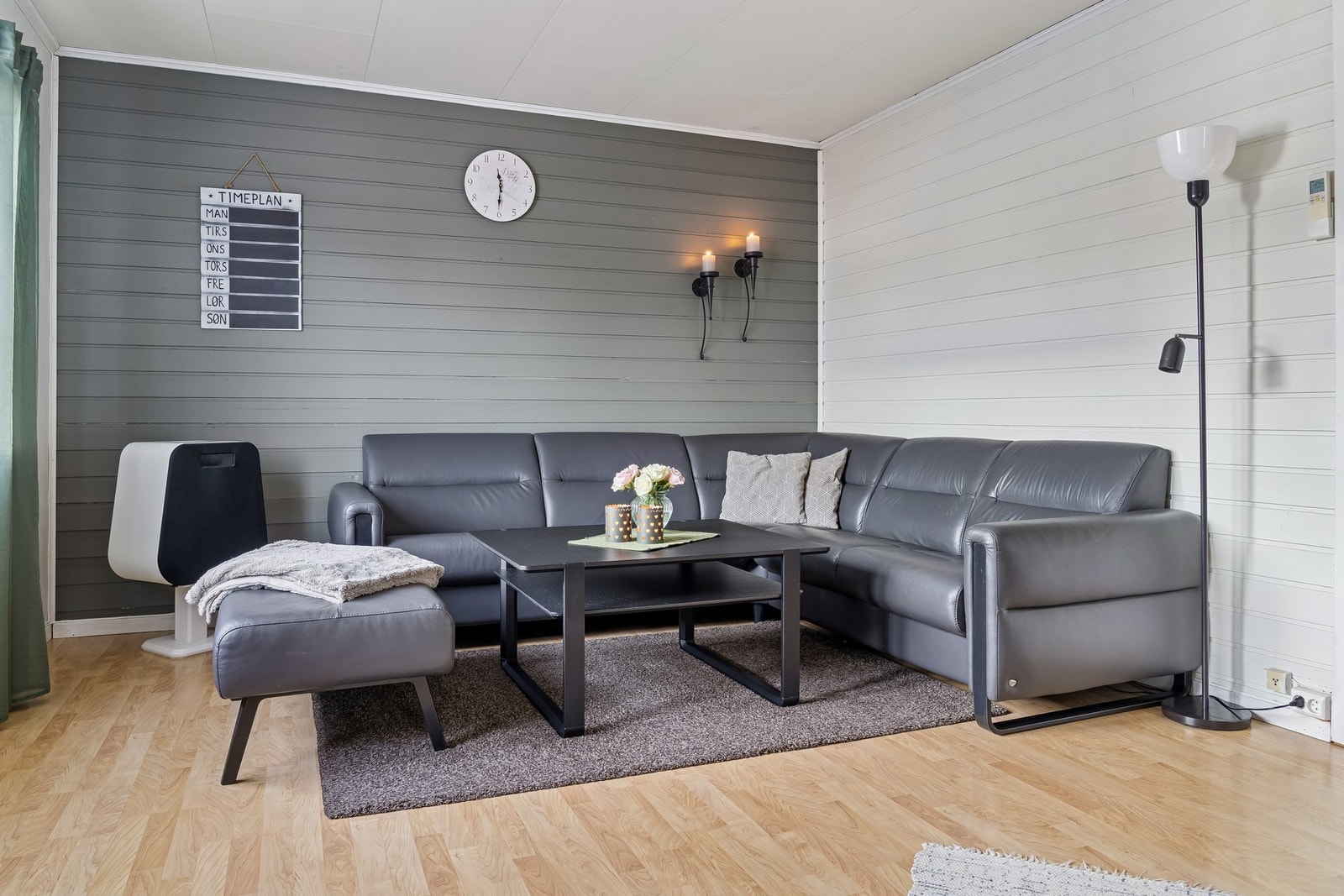 I stuen kan du enkelt innrede med stor hjørnesofa og tilhørende møblement. Galleribilde