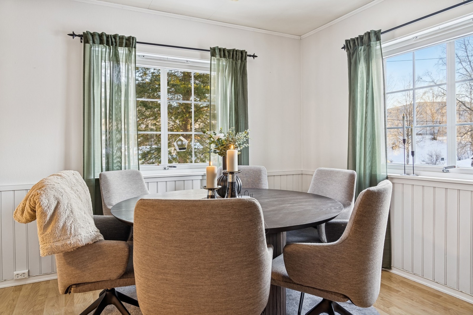 Spisegruppen finner sin naturlige plassering i rommet. Spisestuen er malt i en lys, nøytral farge som gjør det lett å sette sitt personlige preg på rommet gjennom pynt og interiør. Galleribilde