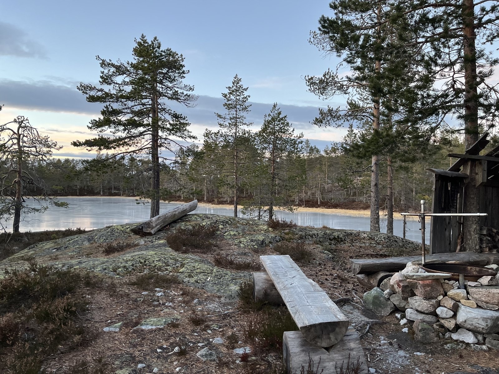 Idylliske Kloppåstjern ligger en kort gåtur unna hytta, perfekt for bading om sommeren og skøyter om vinteren. Galleribilde