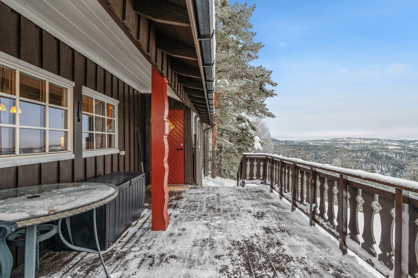 Solrik terrasse, delvis overbygd. Galleribilde