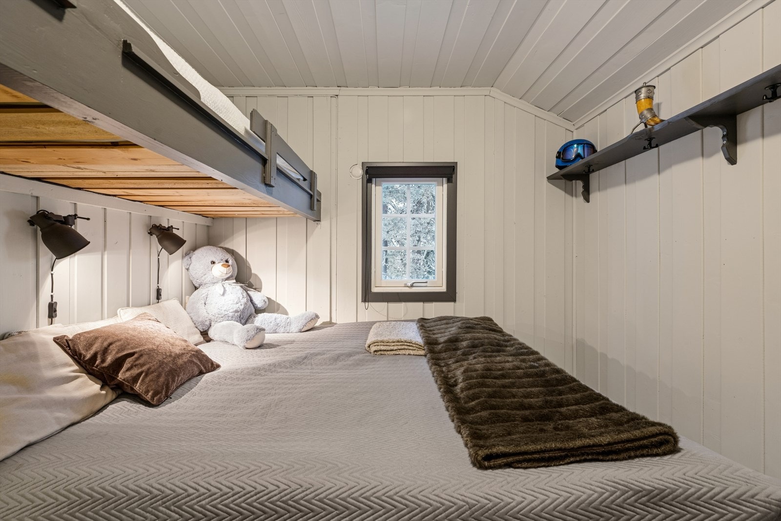Praktisk soverom med dobbeltseng og køye. God lagringsplass under sengen. Galleribilde