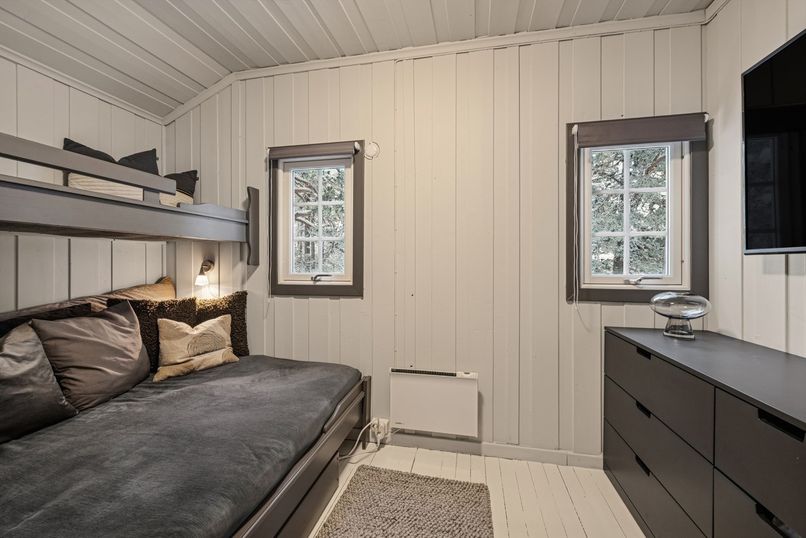 Soverom 2 har dobbeltseng og køye. Kan også være som en liten ekstra tv-stue. Galleribilde