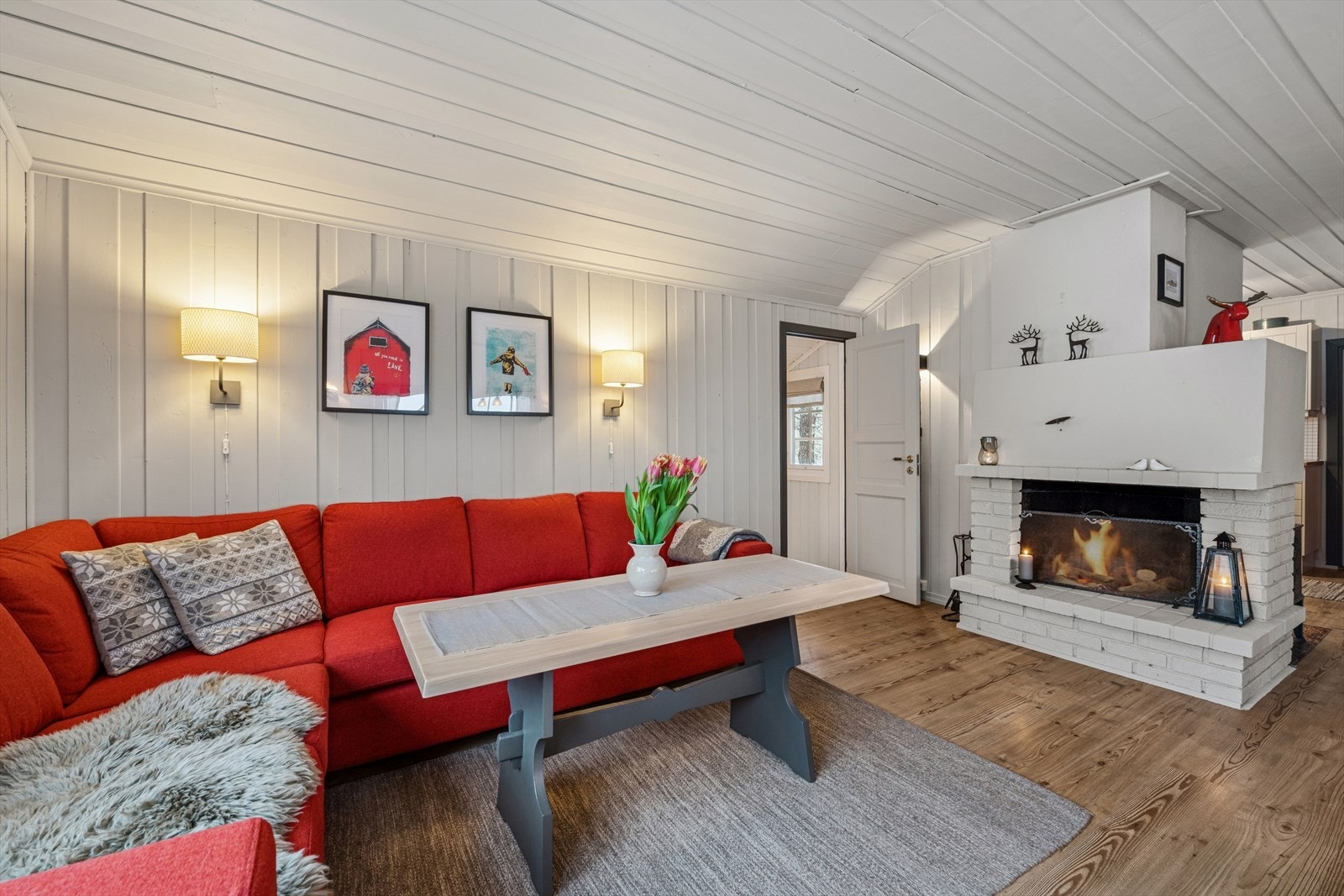 Hyggelig peis i stuen, samt vedovn som varmer godt mot kjøkkenet. Galleribilde