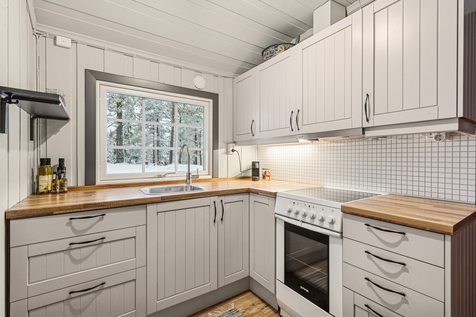 Kjøkkeninnredningen har bra med skapplass og vann fra tank på vaskerom. Galleribilde