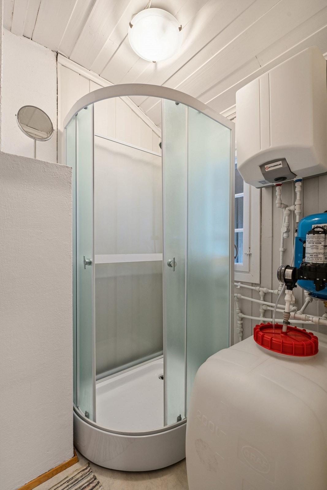 Vaskerom har dusjkabinett. Innvendig tank som fylles med vann fra brønn. Galleribilde