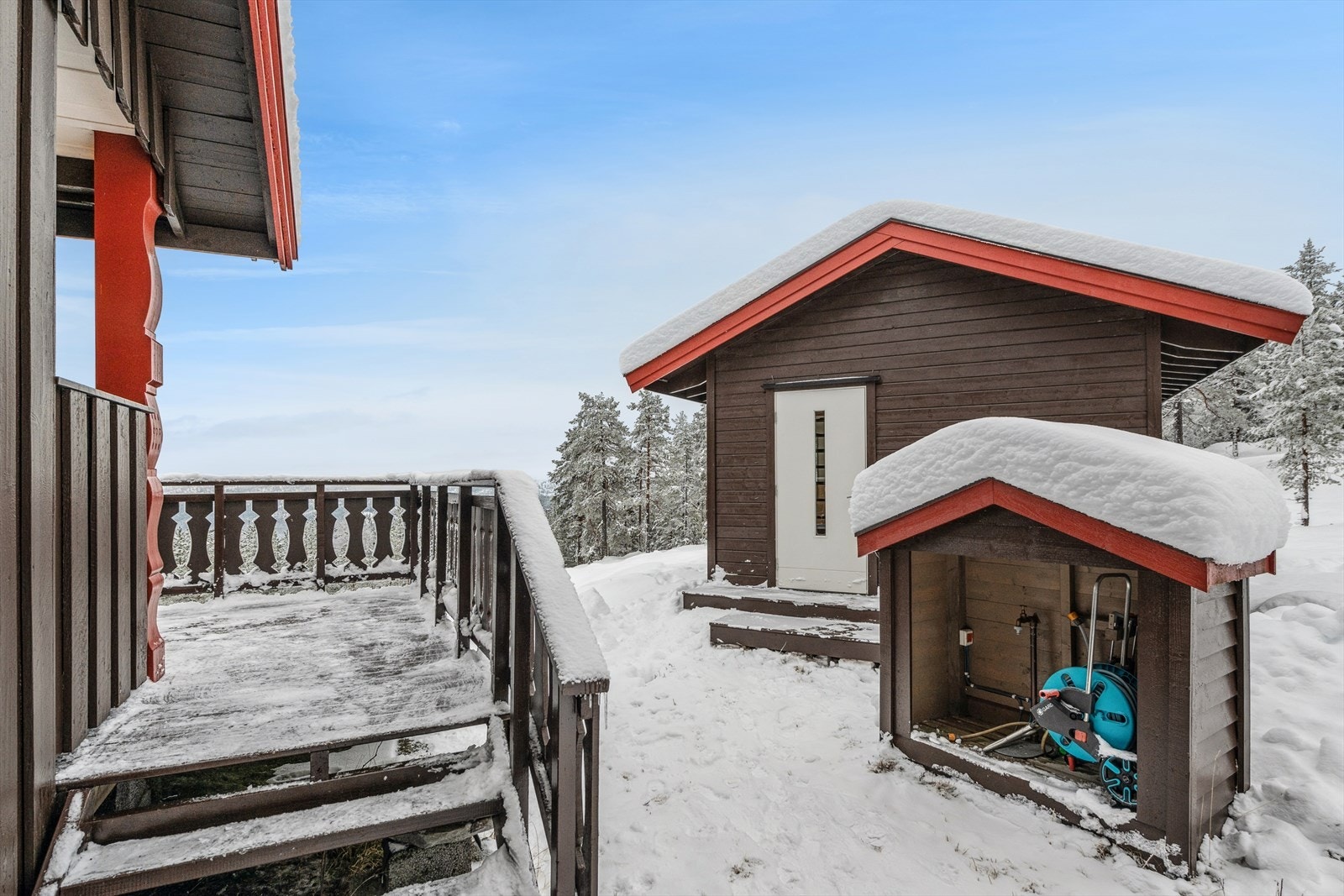 Hytta har egen borebrønn med utvendig kran. Galleribilde