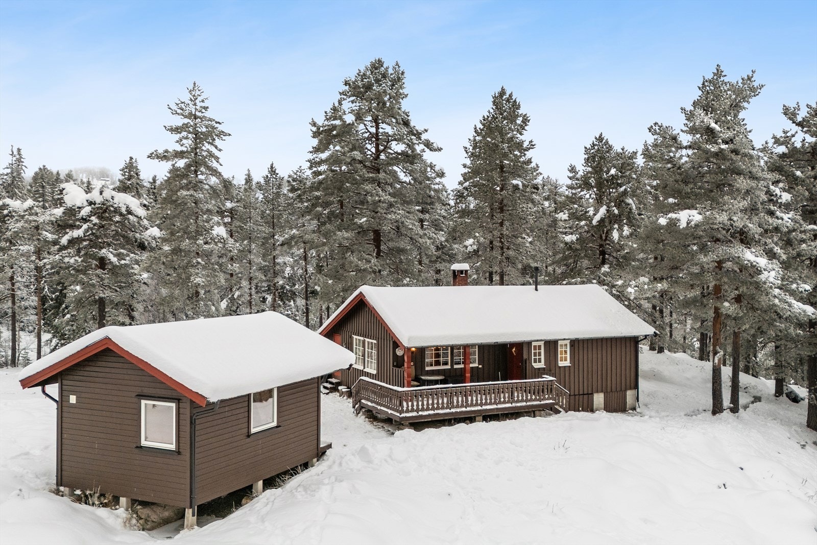 Eiendommen ligger meget usjenert til, og har både hytte og anneks. Galleribilde