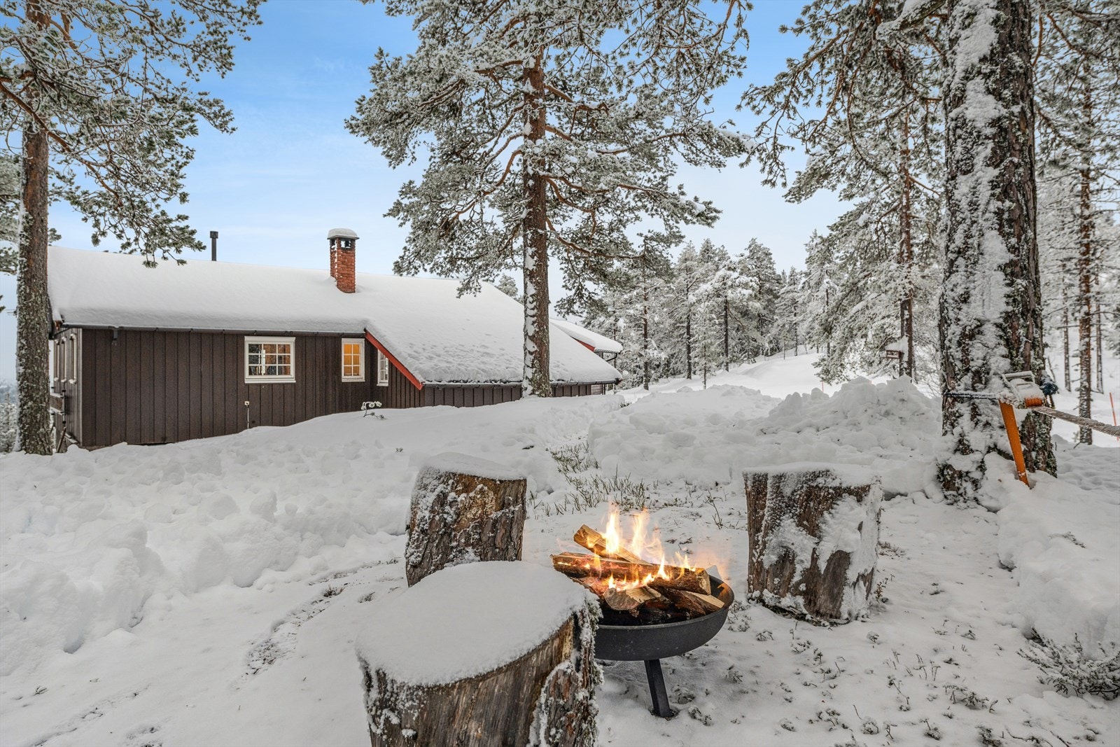 Hytta ligger usjenert til og har fine uteområder. Galleribilde