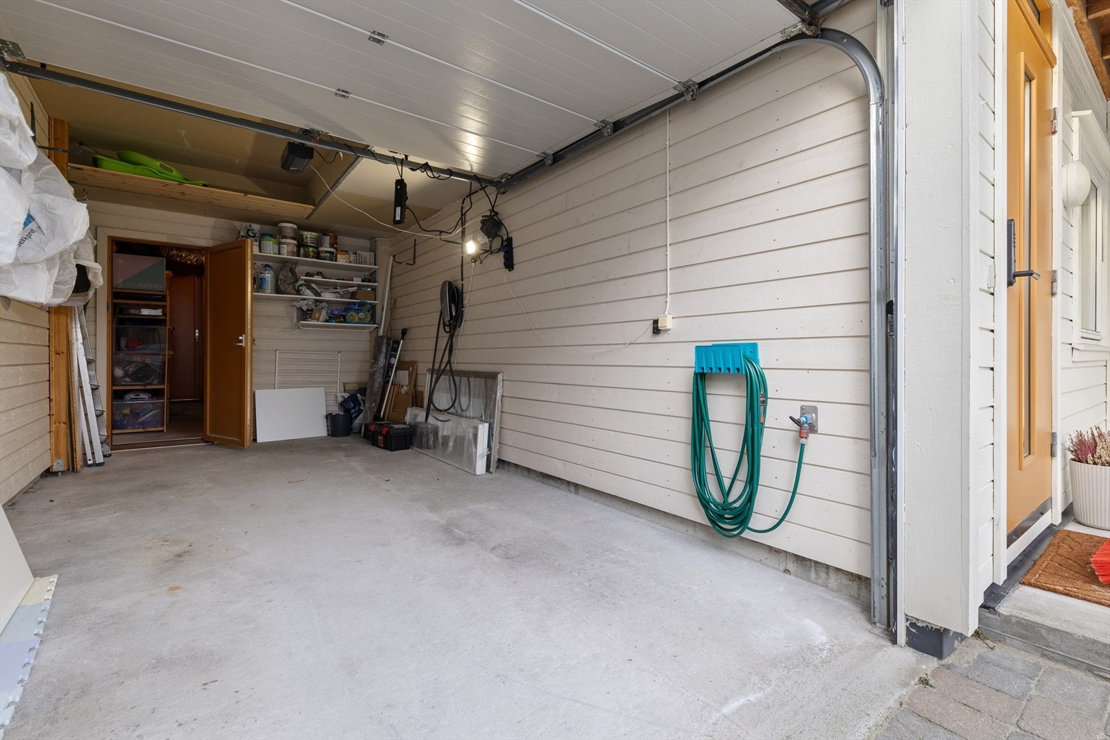 Parkering i garasje med elbillader og ellers plass til parkering i gårdsrommet. I bakkant av garasjen har man en romslig bod på 5 kvm som gir god lagringsplass. Galleribilde