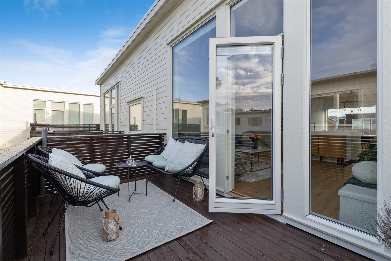 Fra stuen har man utgang til en koselig, vestvendt balkong på 8 kvm med god plass til sittegruppe og grill. Galleribilde