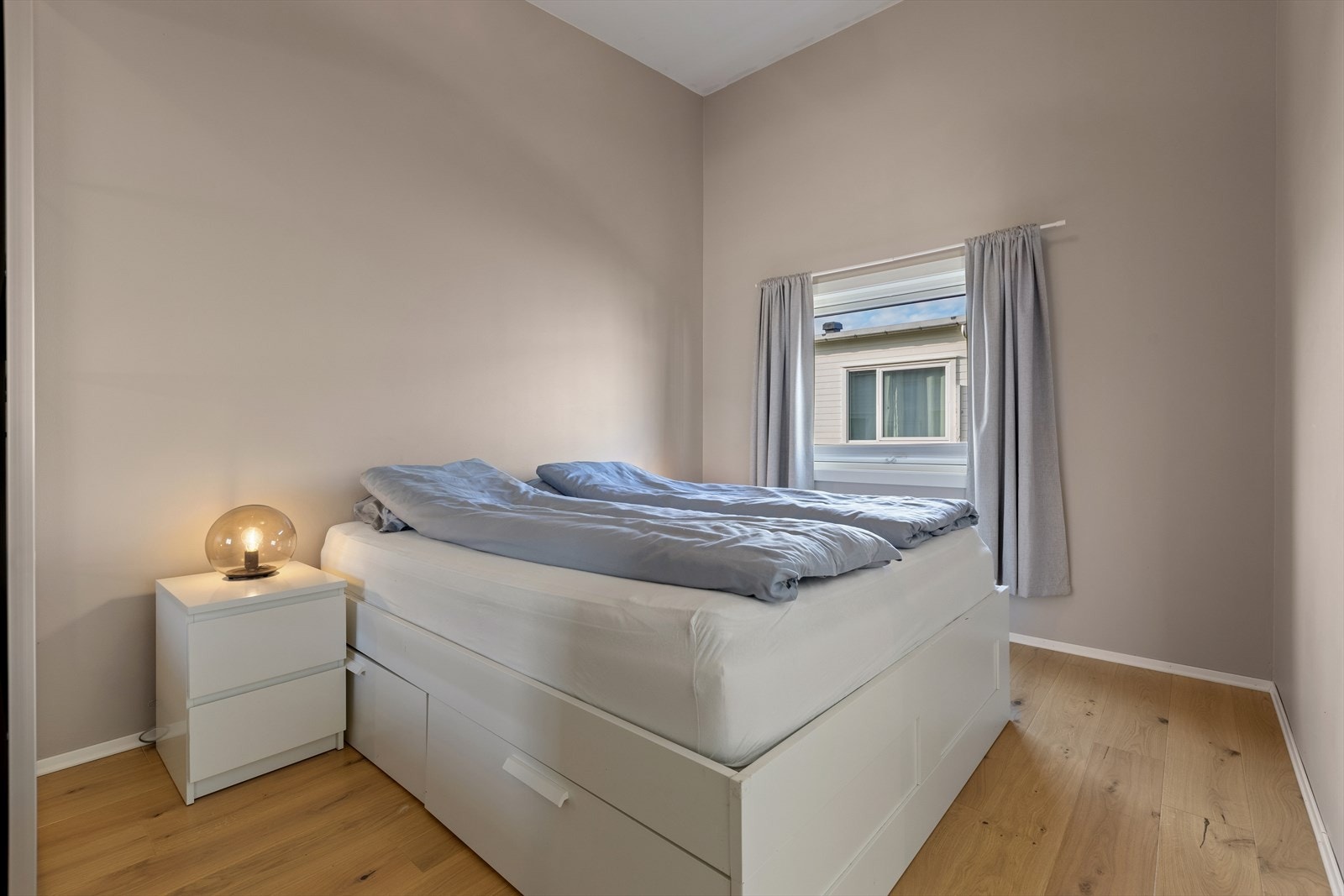 Soverom 1 ligger i andre etasje og benyttes i dag som hovedsoverom. Dette er det største av de tre soverommene og har direkte tilgang til det ene baderommet. Soverommet er malt i en dus og behagelig farge og er utstyrt med garderobe. Galleribilde