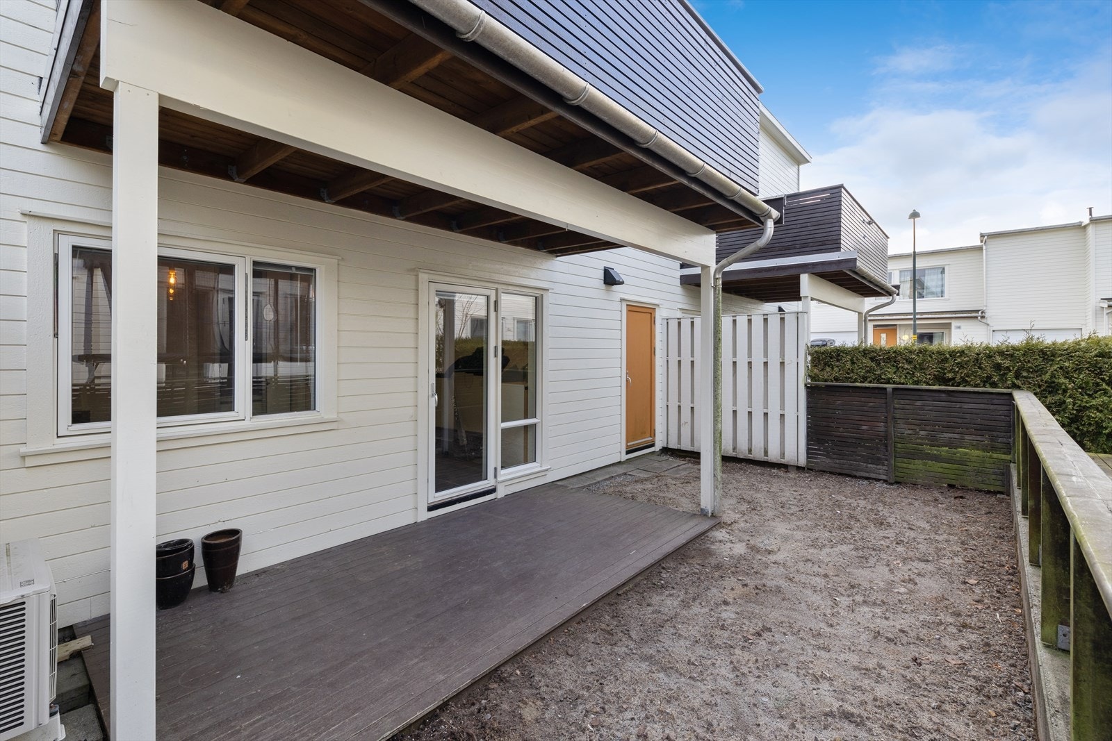 Stort og trivelig uteområde. Her har eier fått tillatelse av styret til å bygge platting over hele uteområdet, samt fjerne gjerdet. Uteområdet er i utgangspunktet større enn slik det i dag er inndelt. Se punkt "beskrivelse av tomt" for mer informasjon. Galleribilde