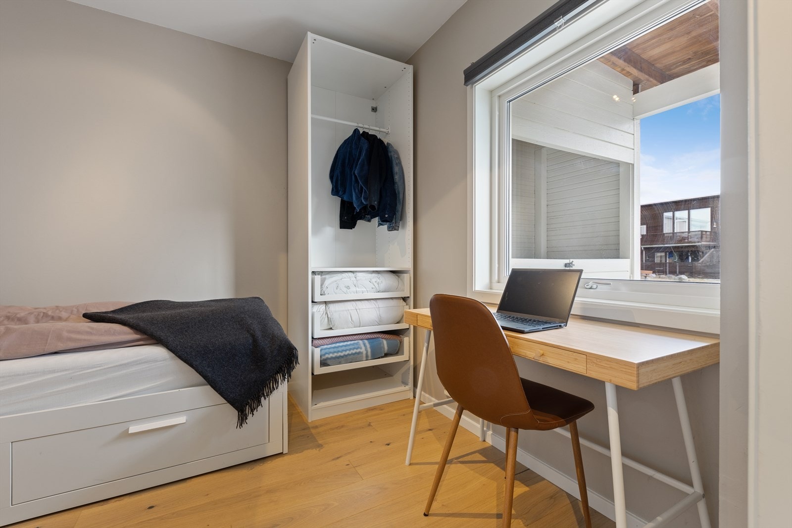 Soverom 3 er også utstyrt med garderobe og har rom for både seng og tilhørende møblement. Galleribilde