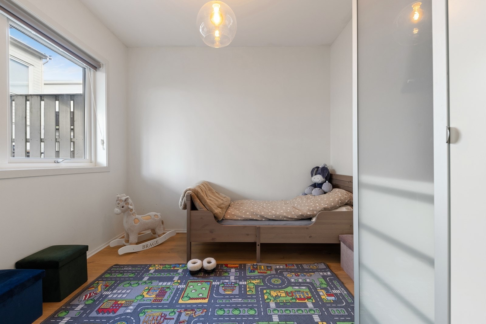 Soverom 2 er utstyrt med garderobe og har ellers god plass til både seng og tilhørende møblement. Ypperlig som barnerom, gjesterom, kontor eller lignende. Galleribilde