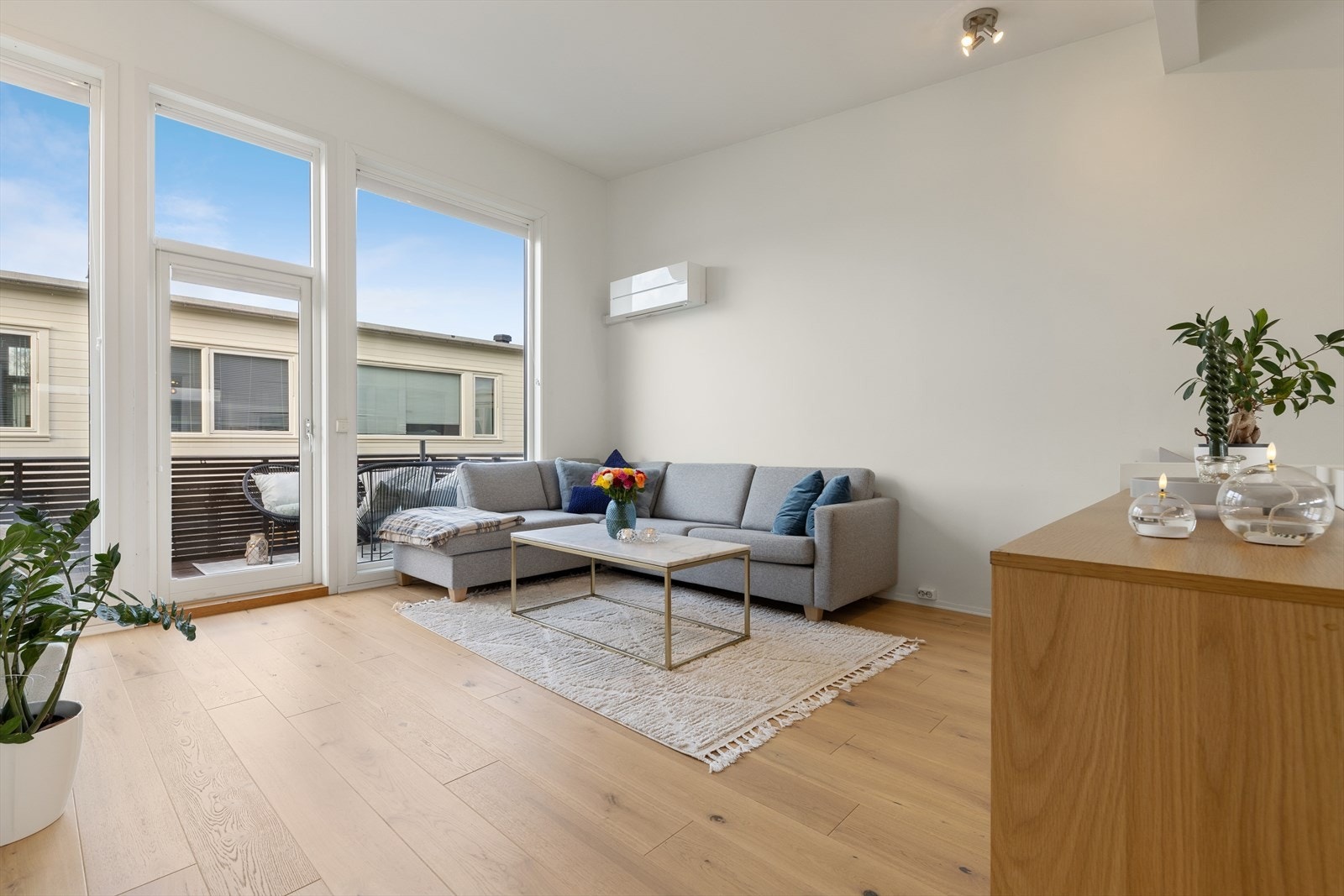 I andre etasje finner man boligens sosiale sone med stue og kjøkken i åpen løsning. Et lyst og innbydende rom med store vindusflater og svært god takhøyde, noe som gir en god romfølelse. Galleribilde