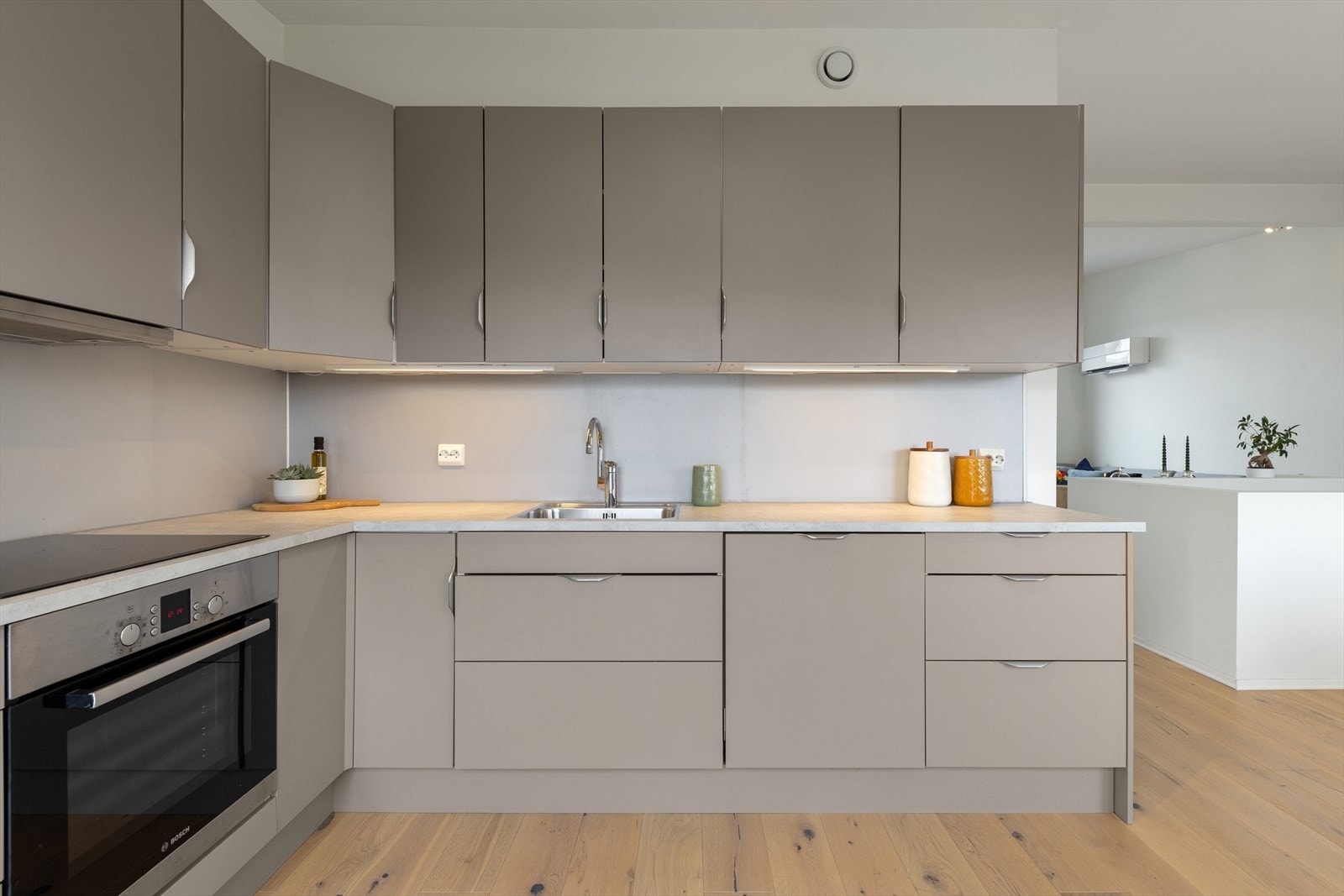 Kjøkkenet er ellers utstyrt med kjøleskap, oppvaskmaskin, stekeovn, koketopp og kjøkkenventilator med avtrekk ut. Koketopp og komfyr ble ikke byttet ifm. nytt kjøkken. Galleribilde