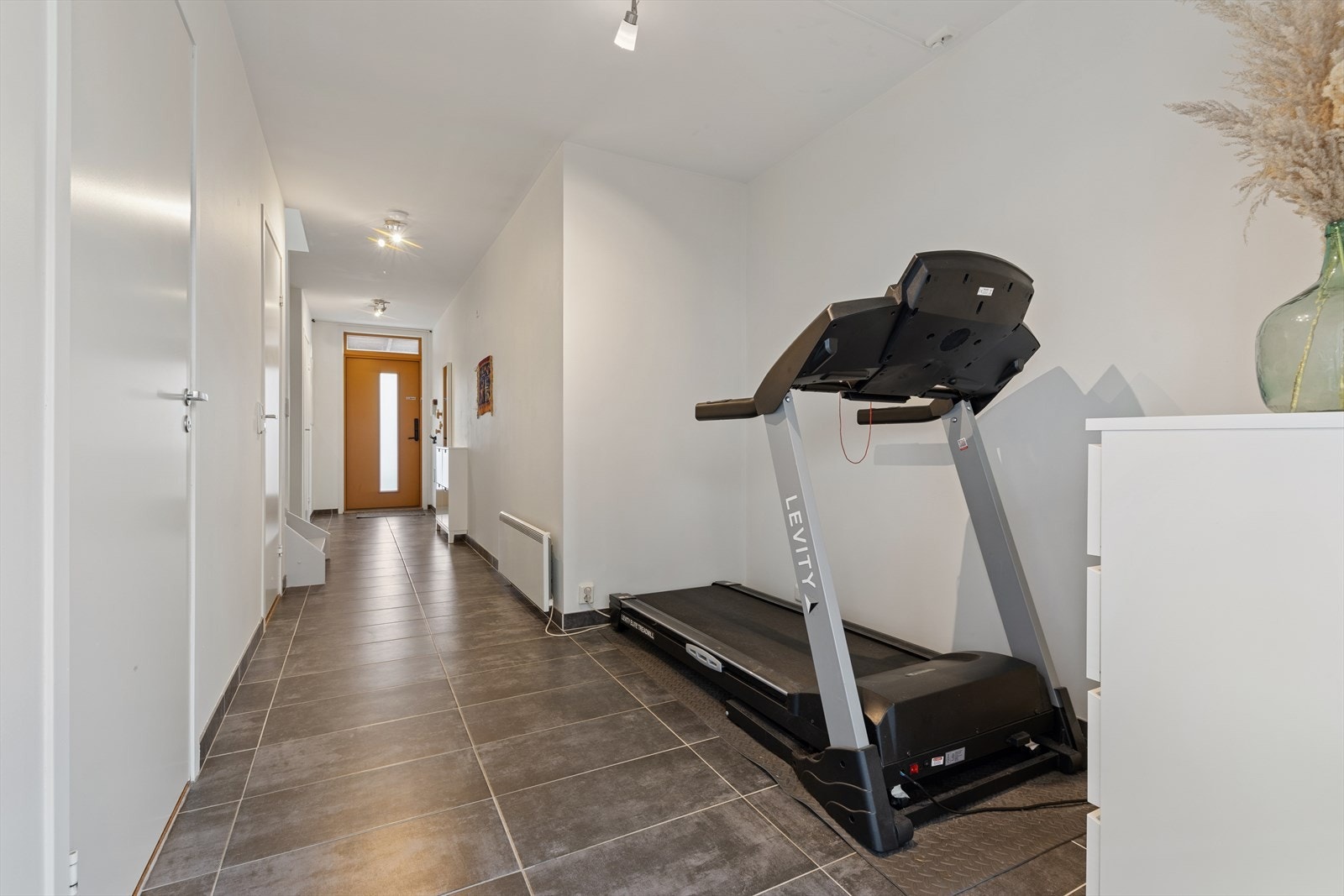 Det er også god plass til å møblere med stort garderobeskap, alternativt benytte arealet til et treningshjørne, slik det i dag er innredet. Galleribilde