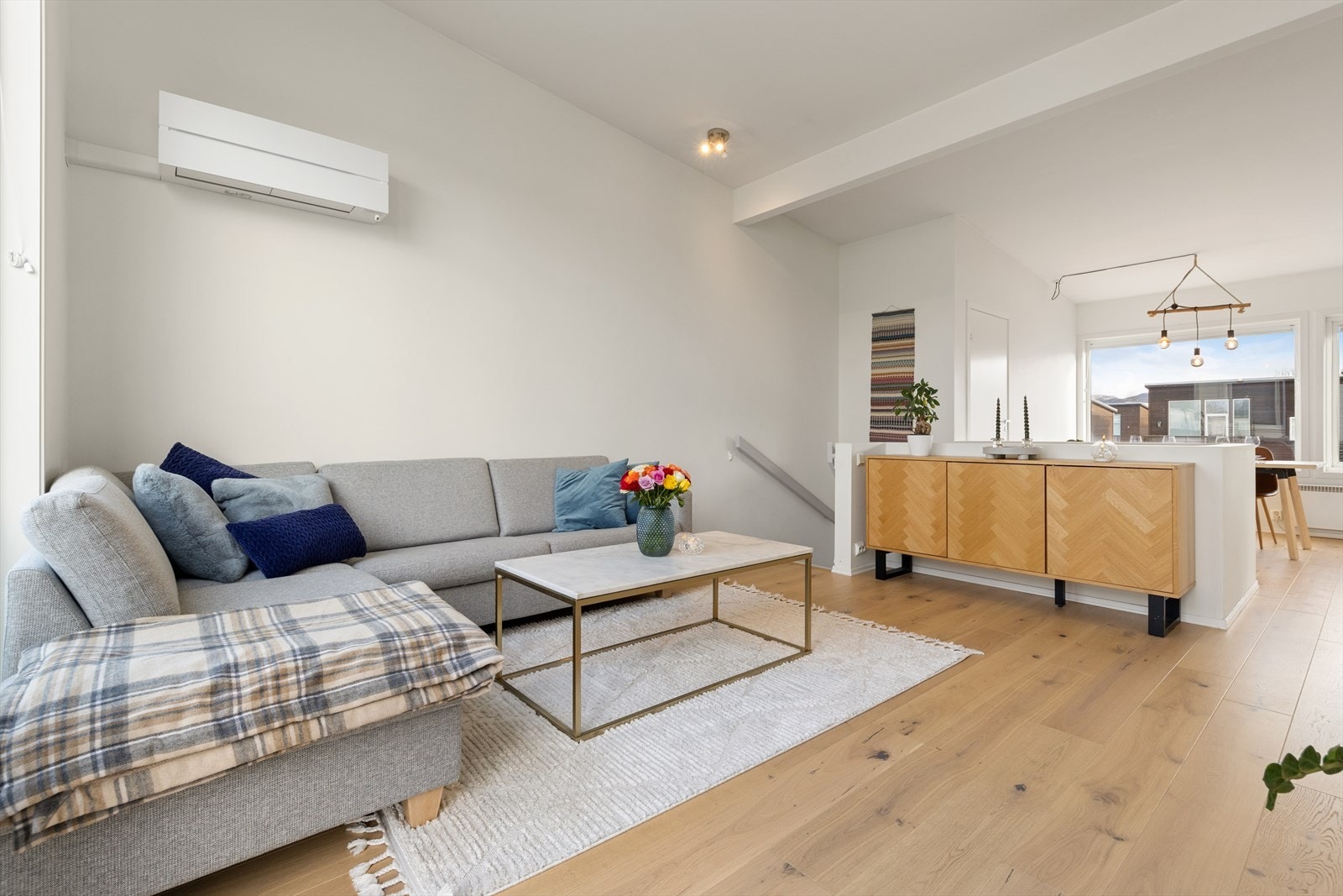 Her har man lyst, enstavs gulv og hvitmalte vegger med listefrie overganger til tak. Moderne og tidløst. Galleribilde