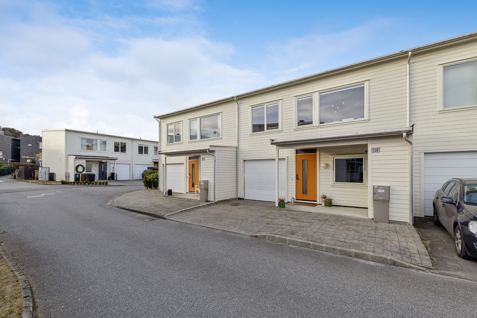 DNB Eiendom V/Nicolai Strømsvold har gleden av å presentere Glassbegerveien 137 - Et tiltalende og godt utnyttet rekkehus med attraktiv beliggenhet i et barnevennlig område på Gausel. Galleribilde