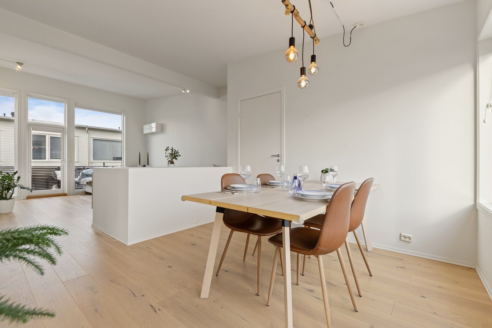 Her har man god plass til å dekke langbord og invitere venner og familie. Galleribilde