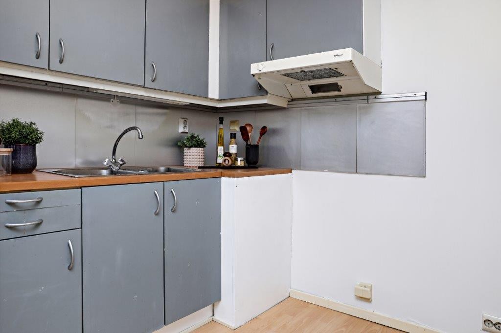 Kjøkken med eldre innredning. Ikke mulighet for oppvaskamskin Galleribilde