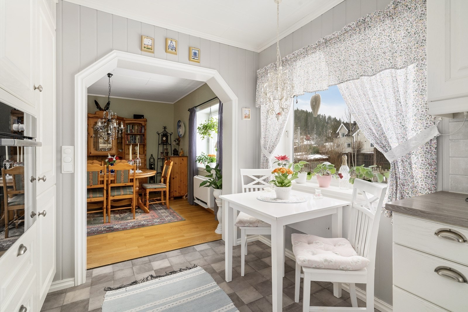 Kjøkkenet har integrerte hvitevarer som oppvaskmaskin, platetopp og kjøl/fryseskap, samt stekeovn plassert i praktisk arbeidshøyde i høyskap. Over platetoppen er det ventilator med avtrekk ut. Down-light belysning i tak. Galleribilde