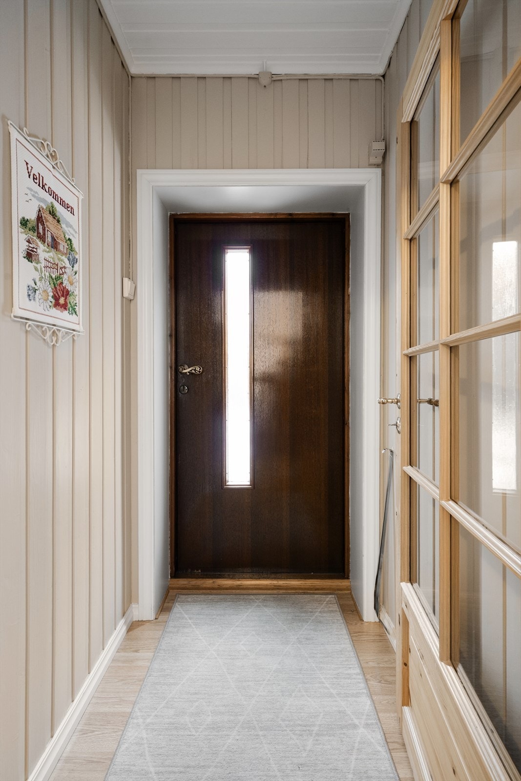 Boligen har lyse, fine gangarealer som består av vindfang og trappegang. Galleribilde