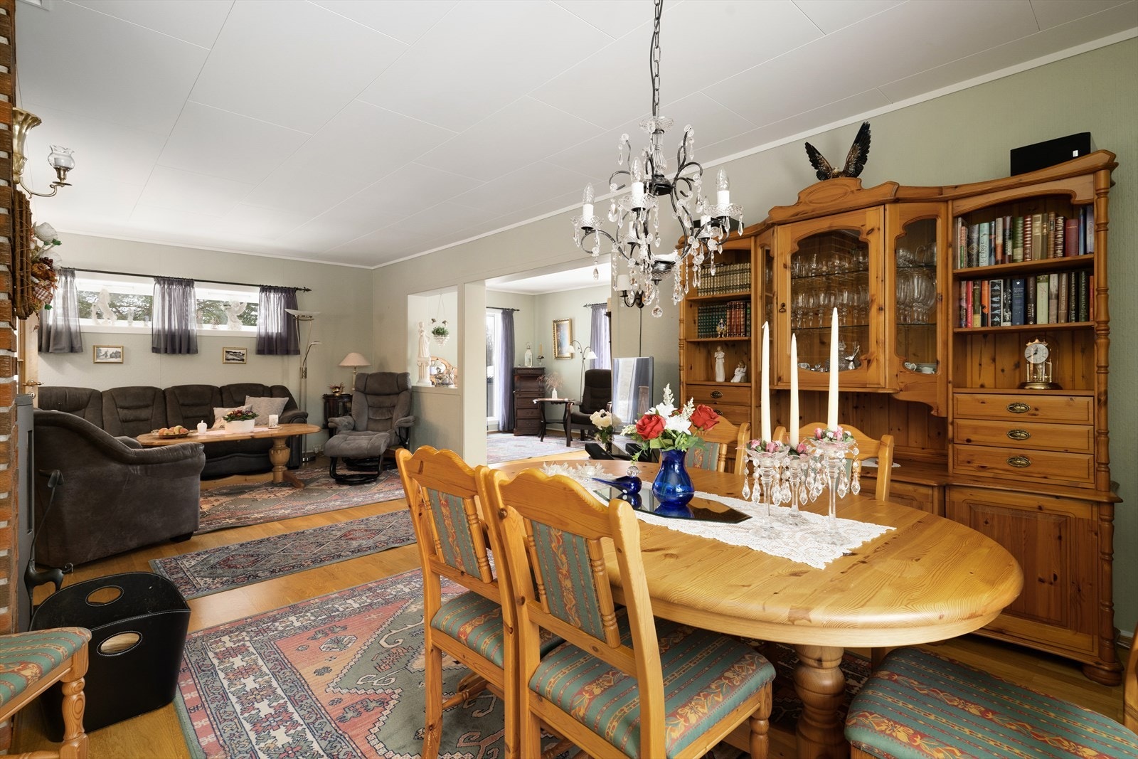 I spisestua er det i 2022 også installert varmepumpe for en jevn og behagelig varme. Galleribilde