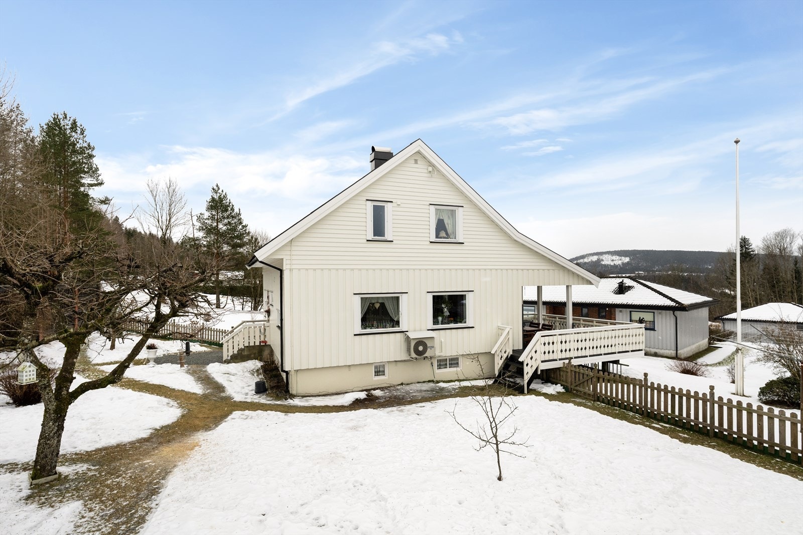 Boligen ligger på en romslig og solrik hjørnetomt som er pent opparbeidet med gruset gårdsplass og plenarealer med trær og prydbusker rundt store deler av boligen. Galleribilde