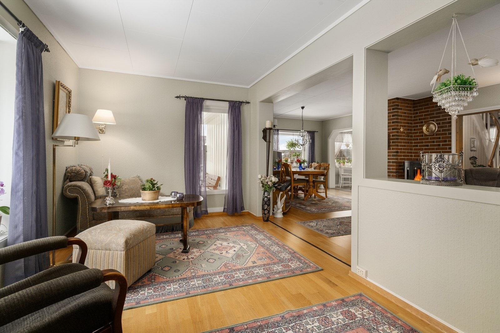 Den delen av stua som er tilbygget i 1986 har stort, vestvendt karnappvindu som gir gode lysforhold. Galleribilde