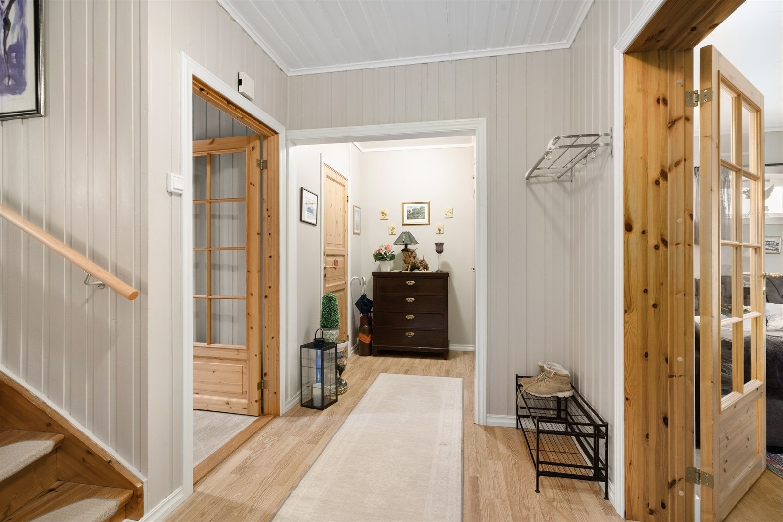 I trappegangen er det plass til sko, ytterklær og mindre møblering. Mellom gangarealene og inn mot stua er det glassdører som gir en lysere og mer romslig følelse. Galleribilde