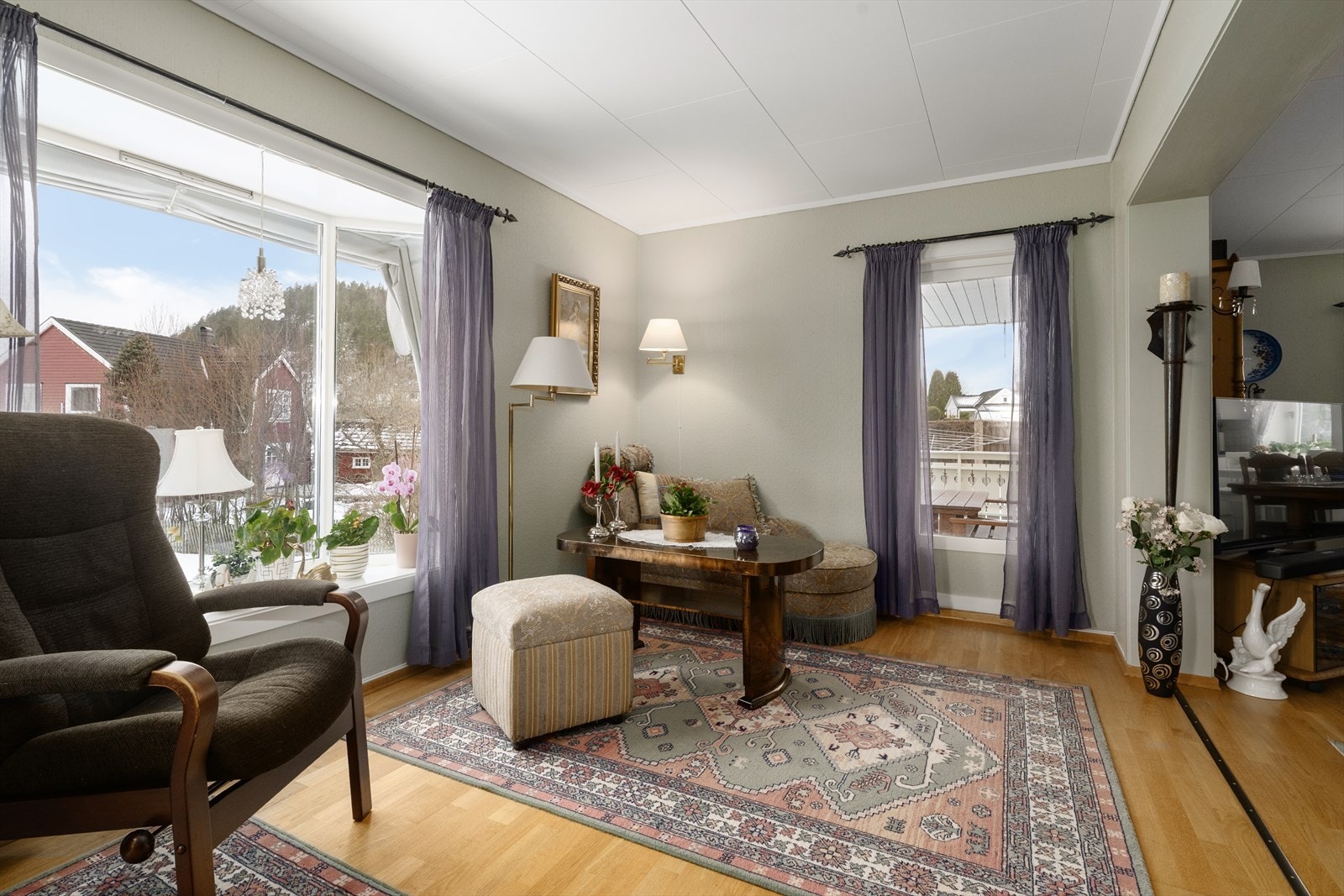 Over karnappvinduet er det montert ny utvendig markise for solskjerming i 2025. Herfra er det også utgang til den solrike verandaen som ligger delvis under tak. Galleribilde