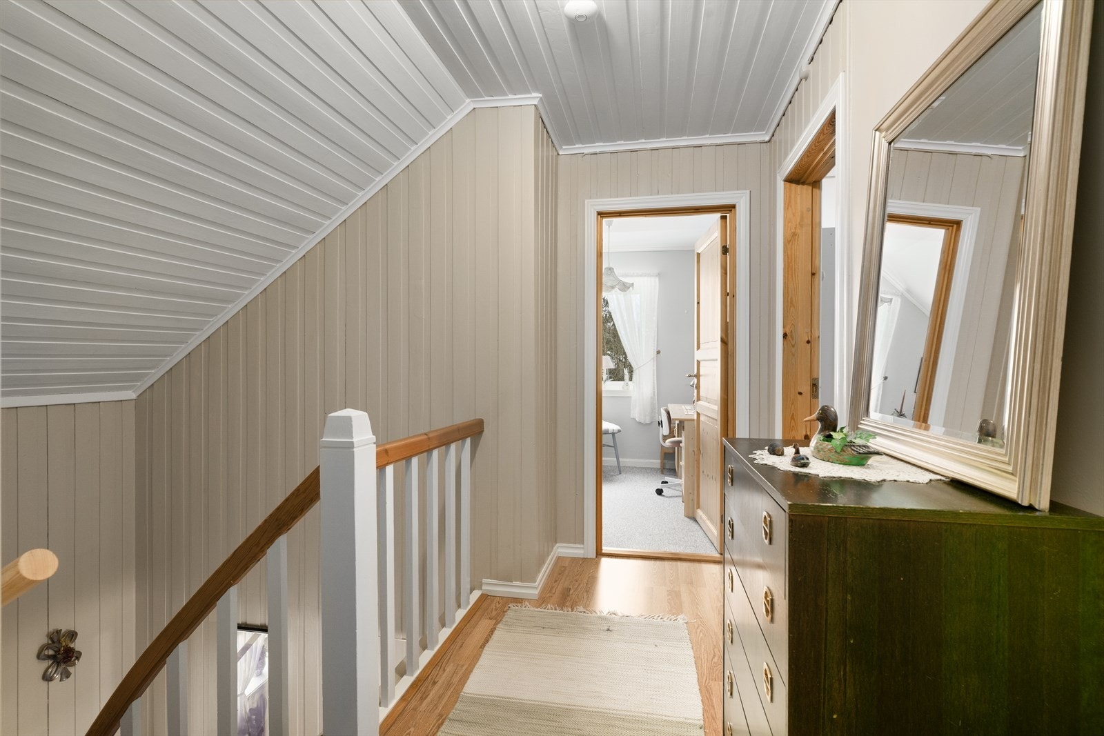 Trappegangen i 2. etasje har lysmalte overflater og plass til mindre møblement. Tilliggende gangen ligger badet og boligens 3 soverom. Galleribilde