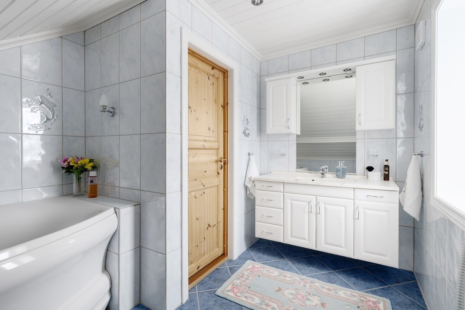 Badet ligger i tilknytning til soverommene i 2. etasje og er helfliset med varmekabler i gulvet. Galleribilde