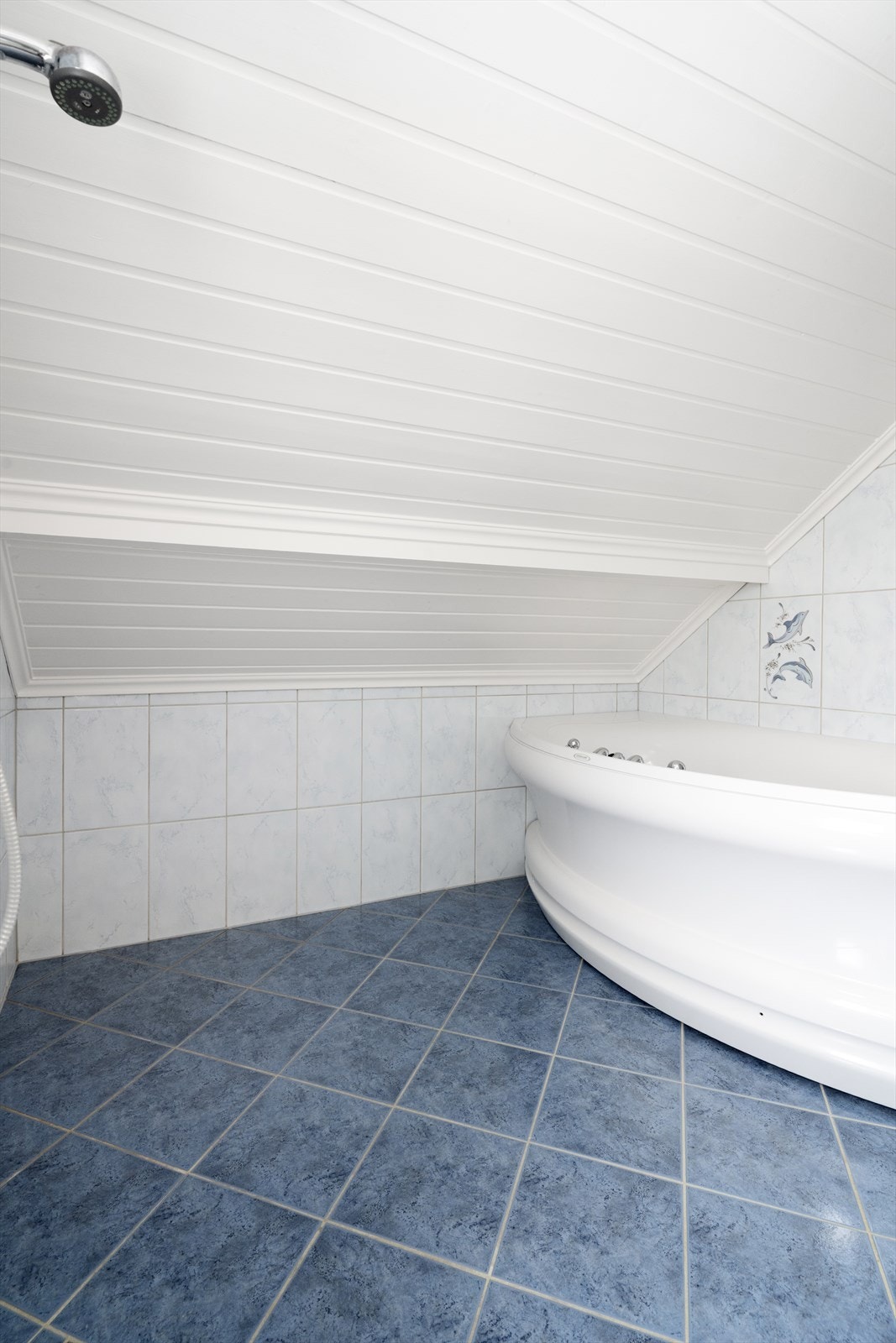 Badet er også innredet med badekar, samt at det er dusjgarnityr på flislagt vegg. Down-light belysning i tak og elektrisk styrt vifte. Galleribilde