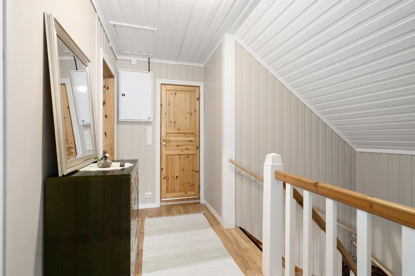 Sikringsskapet med automatsikringer og overspenningsvern er plassert i gangen utenfor badet. Galleribilde