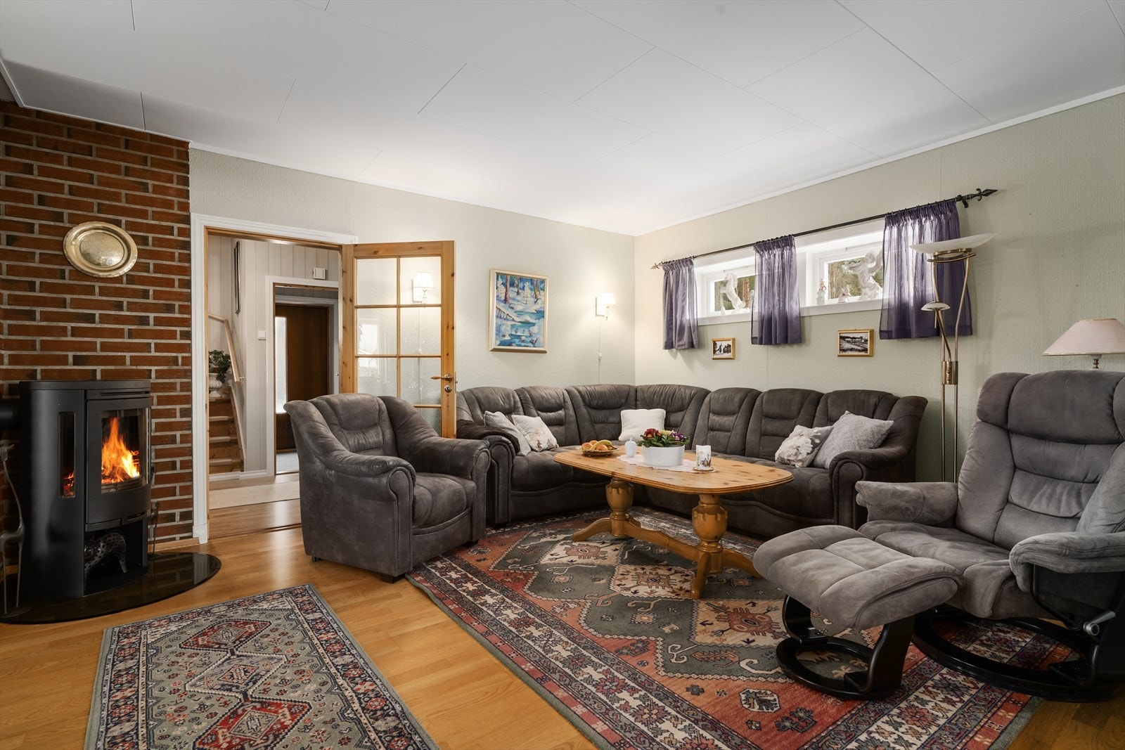 Inntil kjøkkenet er det en romslig spisestue, samt at det også er plass til en raus sofagruppe. Galleribilde