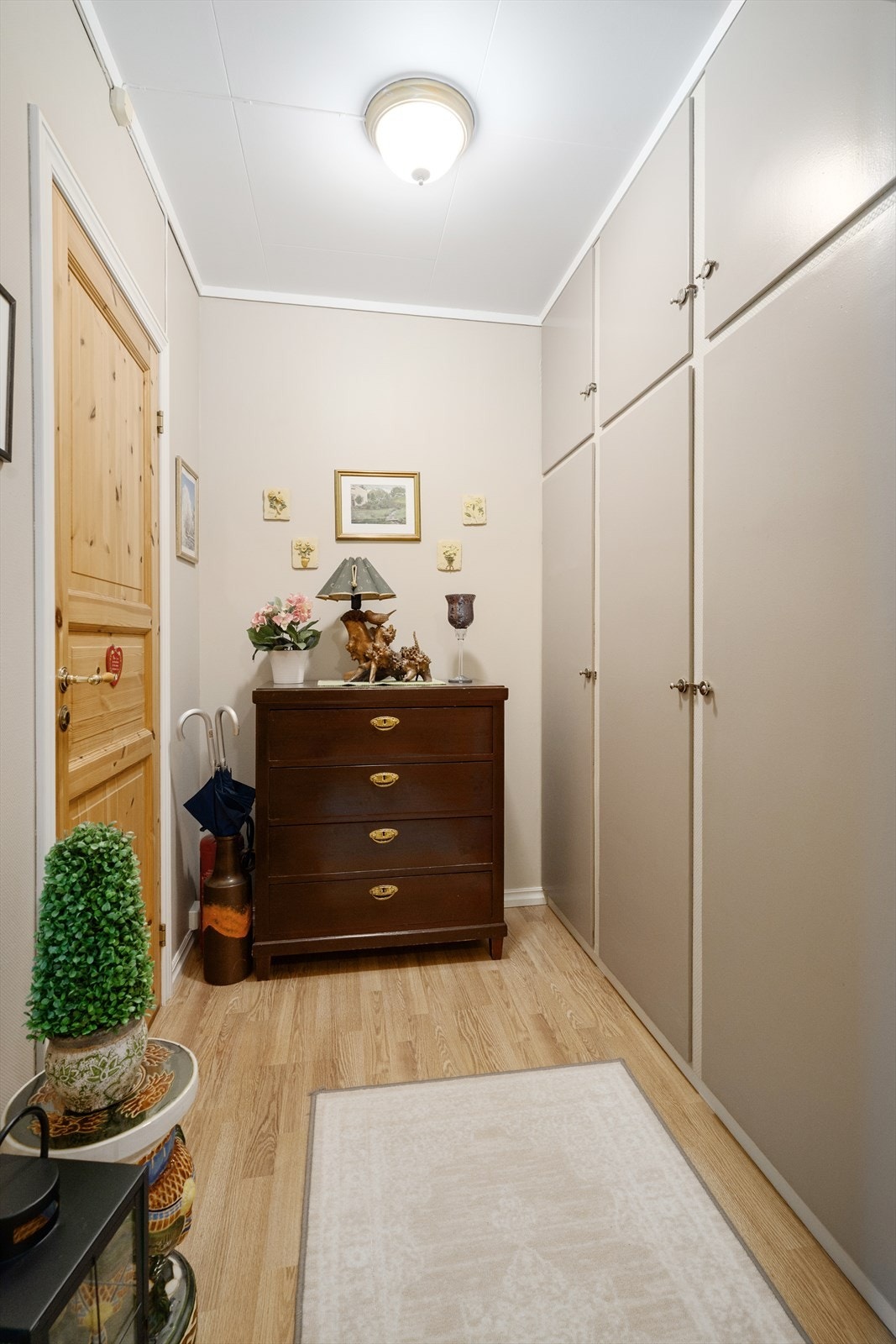 Innerst i gangen er det også godt med oppbevaringsplass i plassbygget garderobeskap. Galleribilde