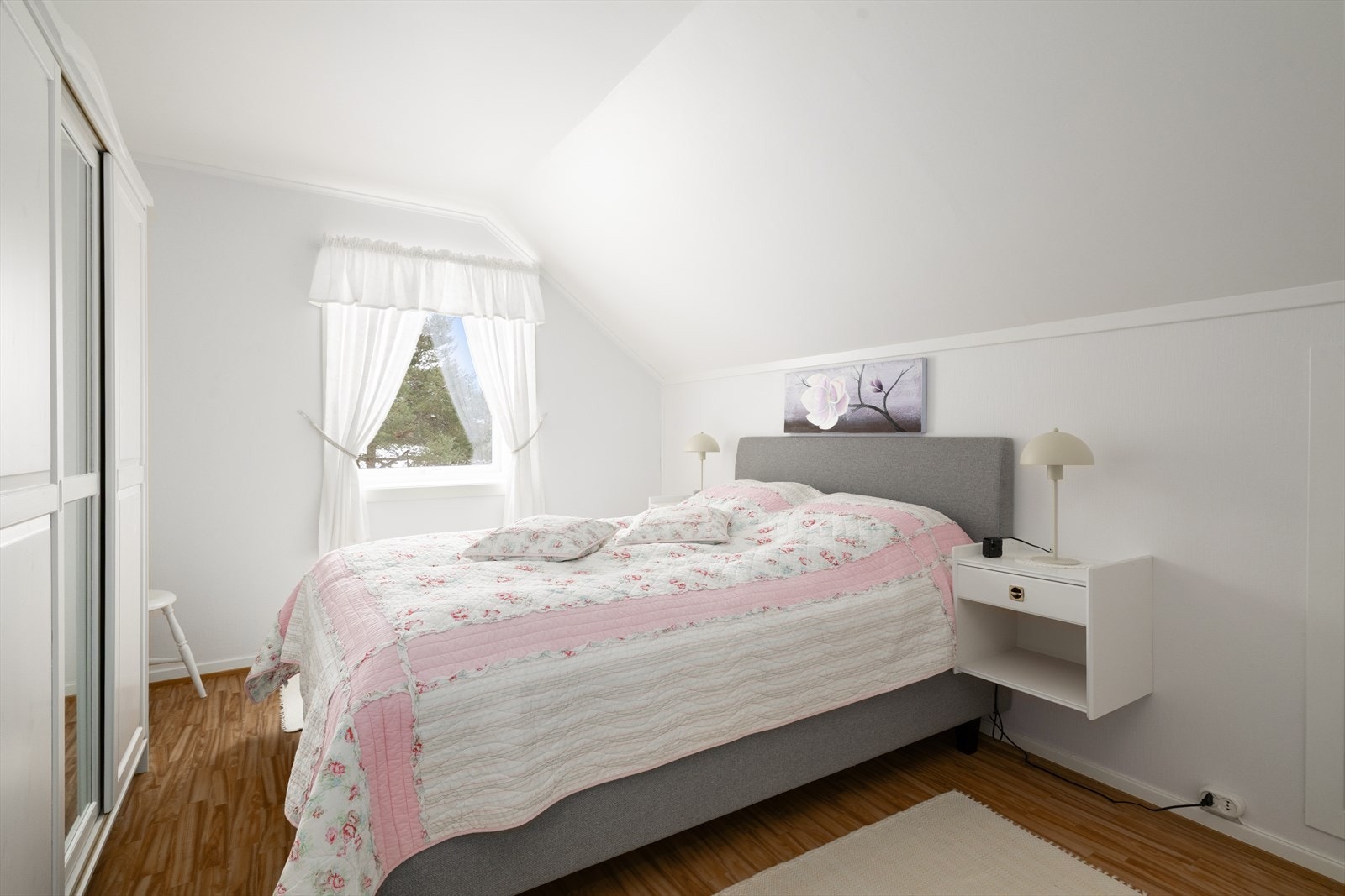 Boligens tre soverom ligger i 2. etasje, alle med lyse overflater og godt med oppbevaringsplass i diverse garderobeløsninger. Galleribilde