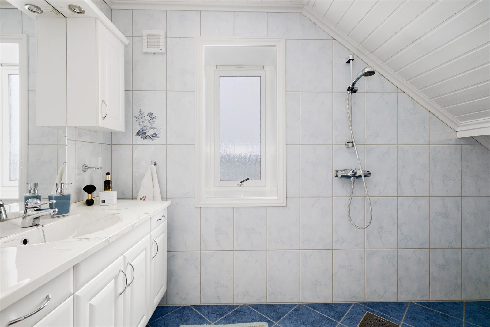 Badet er pusset opp i år 2000 og har en romslig innredning med heldekkende servant og speil med overlys. Galleribilde