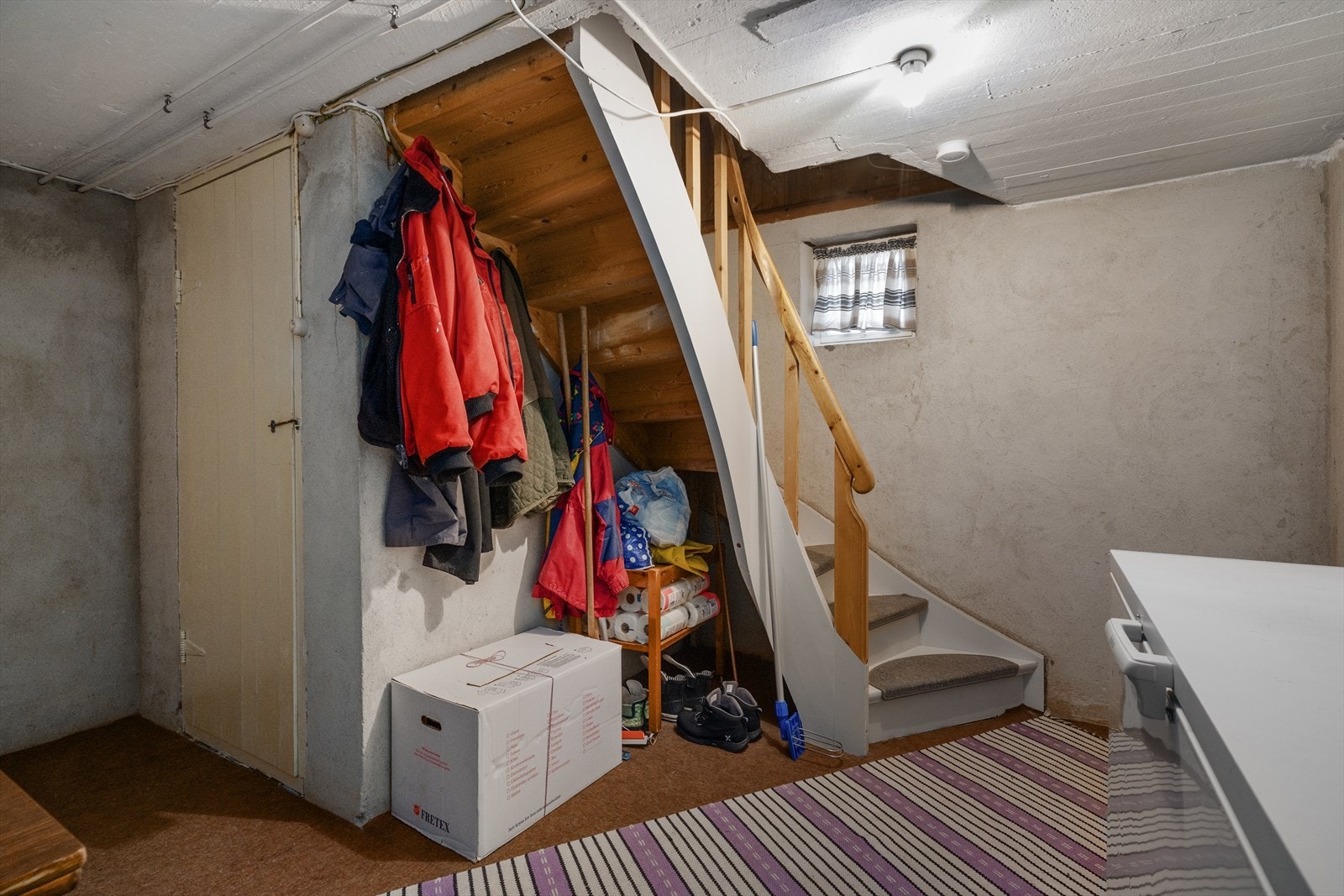 Det er både utvendig og innvendig adkomst til kjelleretasjen, med trappegang og for øvrig godt med bodplass. Galleribilde