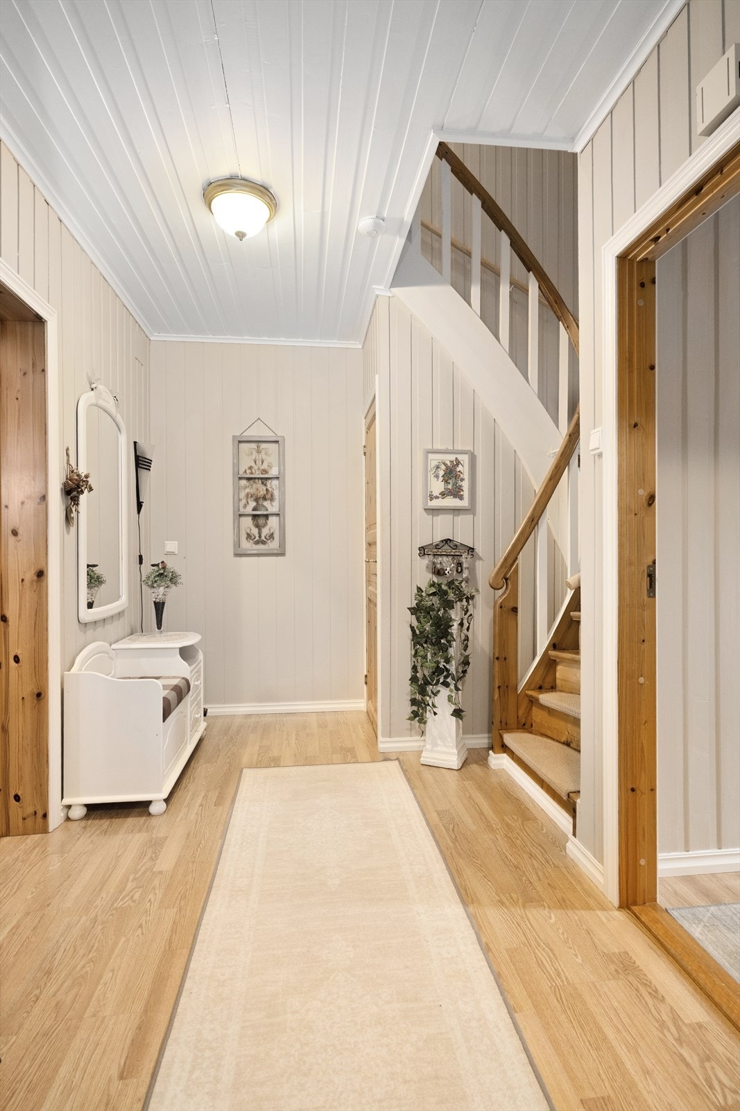 Lukket tretrapp opp til 2. etasje, samt dør med adkomst til kjelleren. Galleribilde