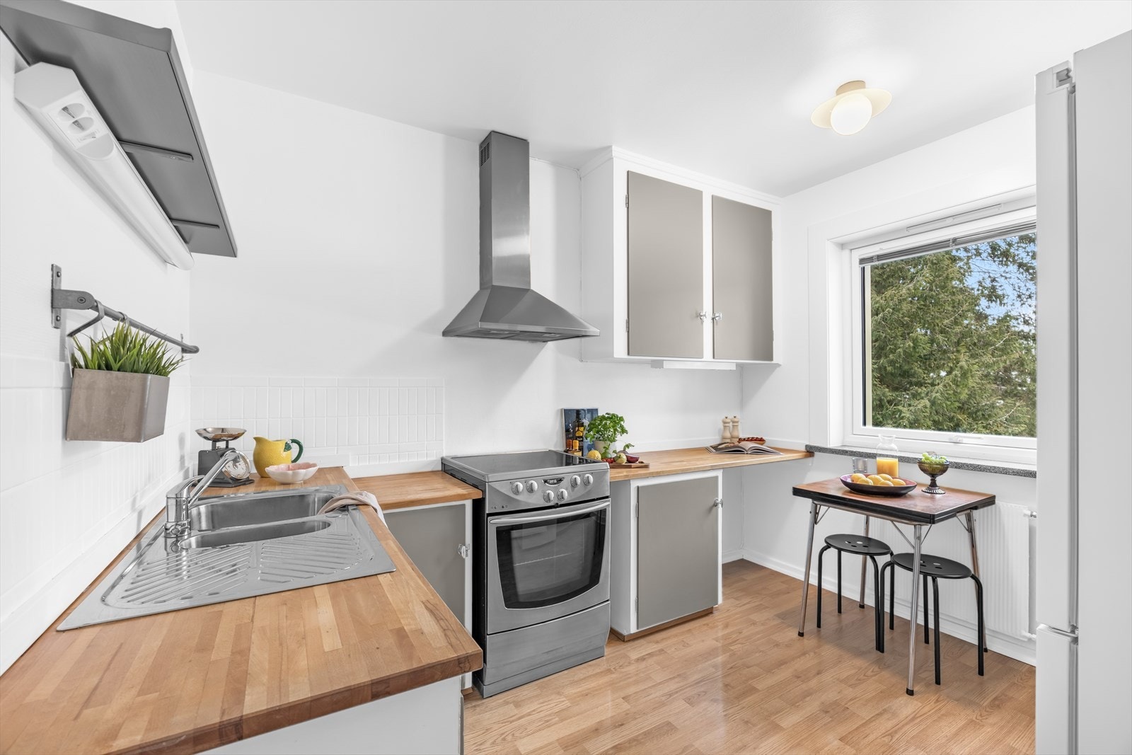 Adskilt og eldre kjøkken med frokostplass, her kommer morgensolen inn. Galleribilde