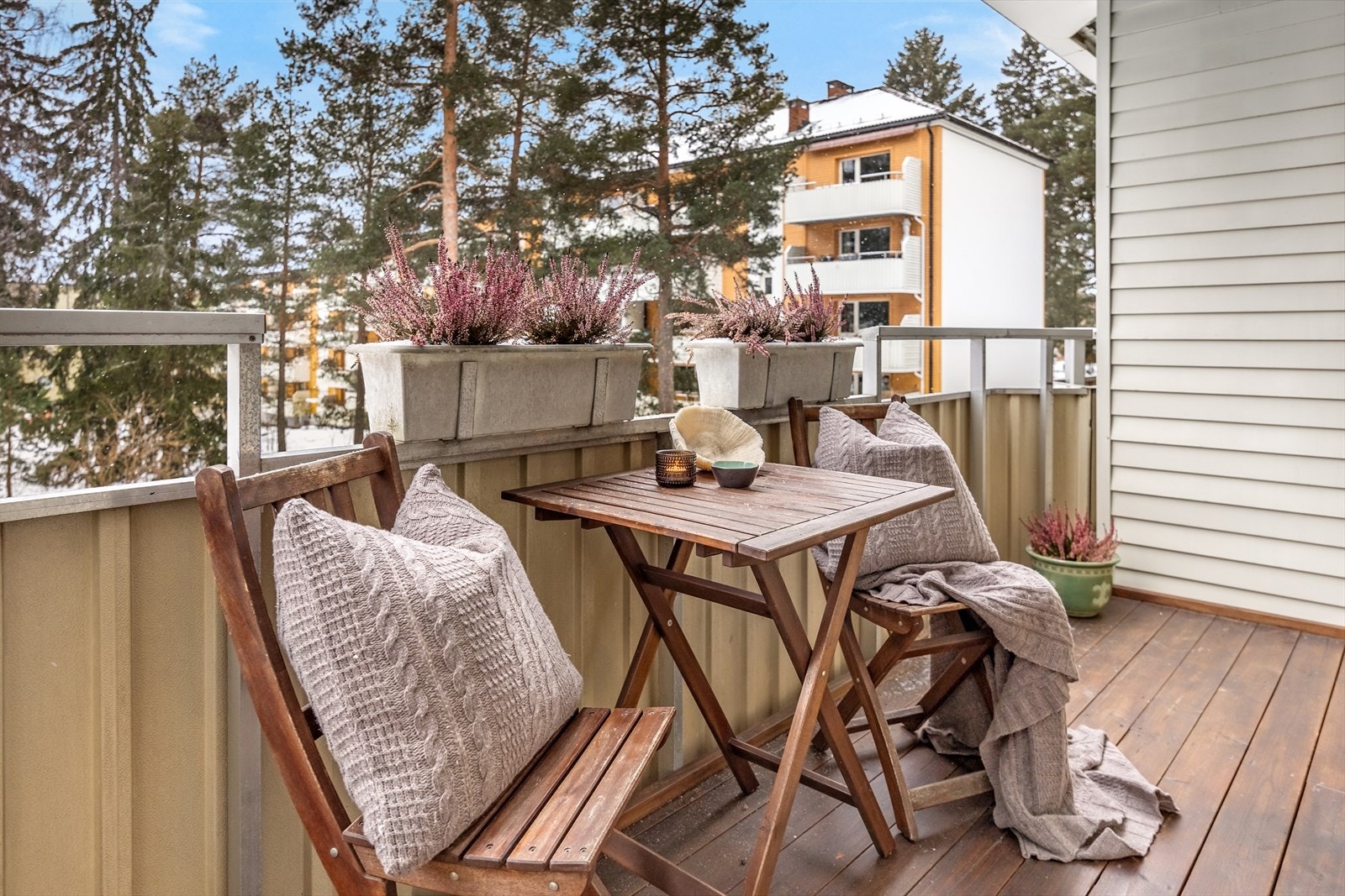 Balkongen er overbygget som gjør at den kan benyttes også når været ikke er på sitt beste. Galleribilde