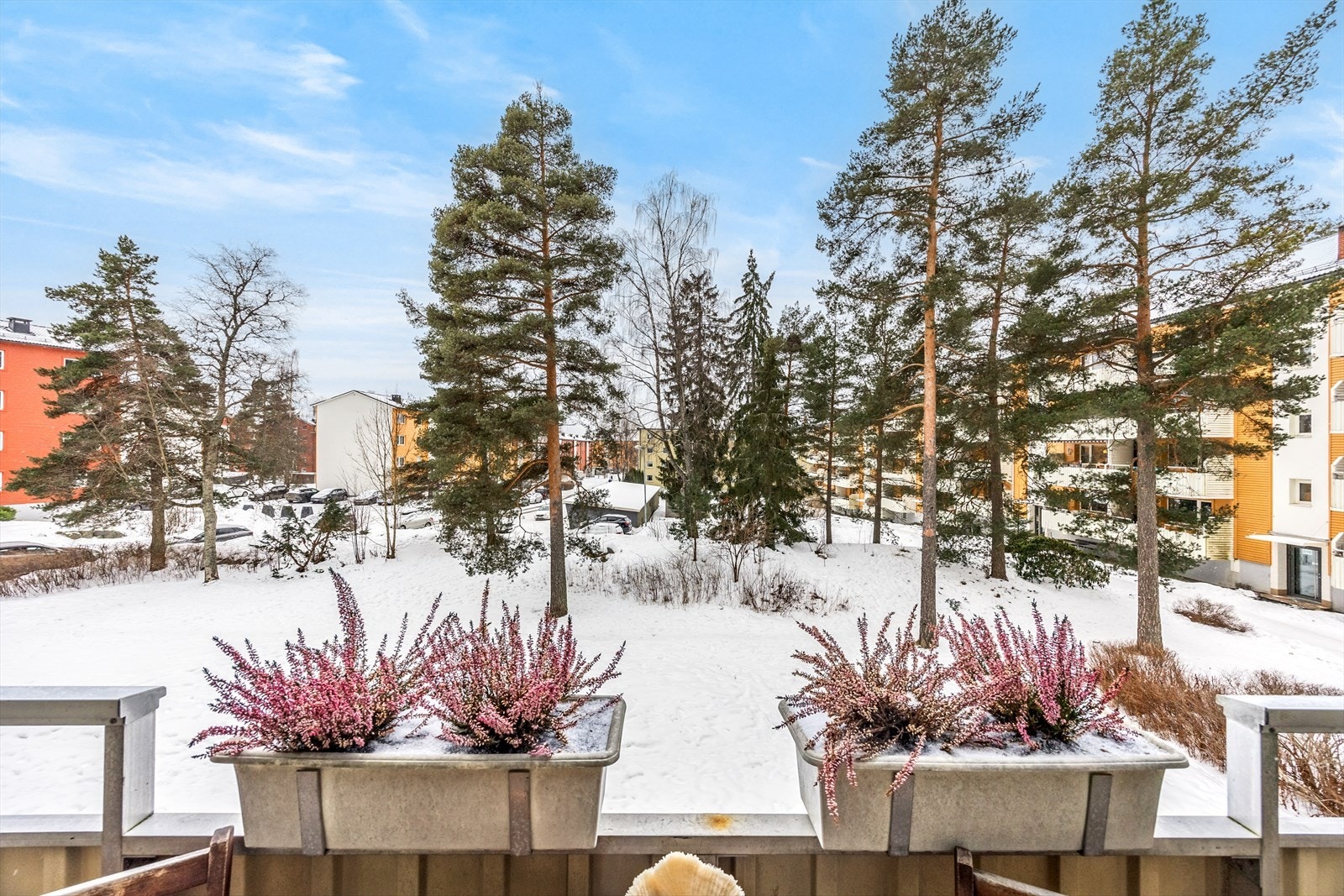 Balkongen oppleves som en forlengelse av stuen på sommerhalvåret med hyggelig utsyn mot felles grøntarealer. Galleribilde