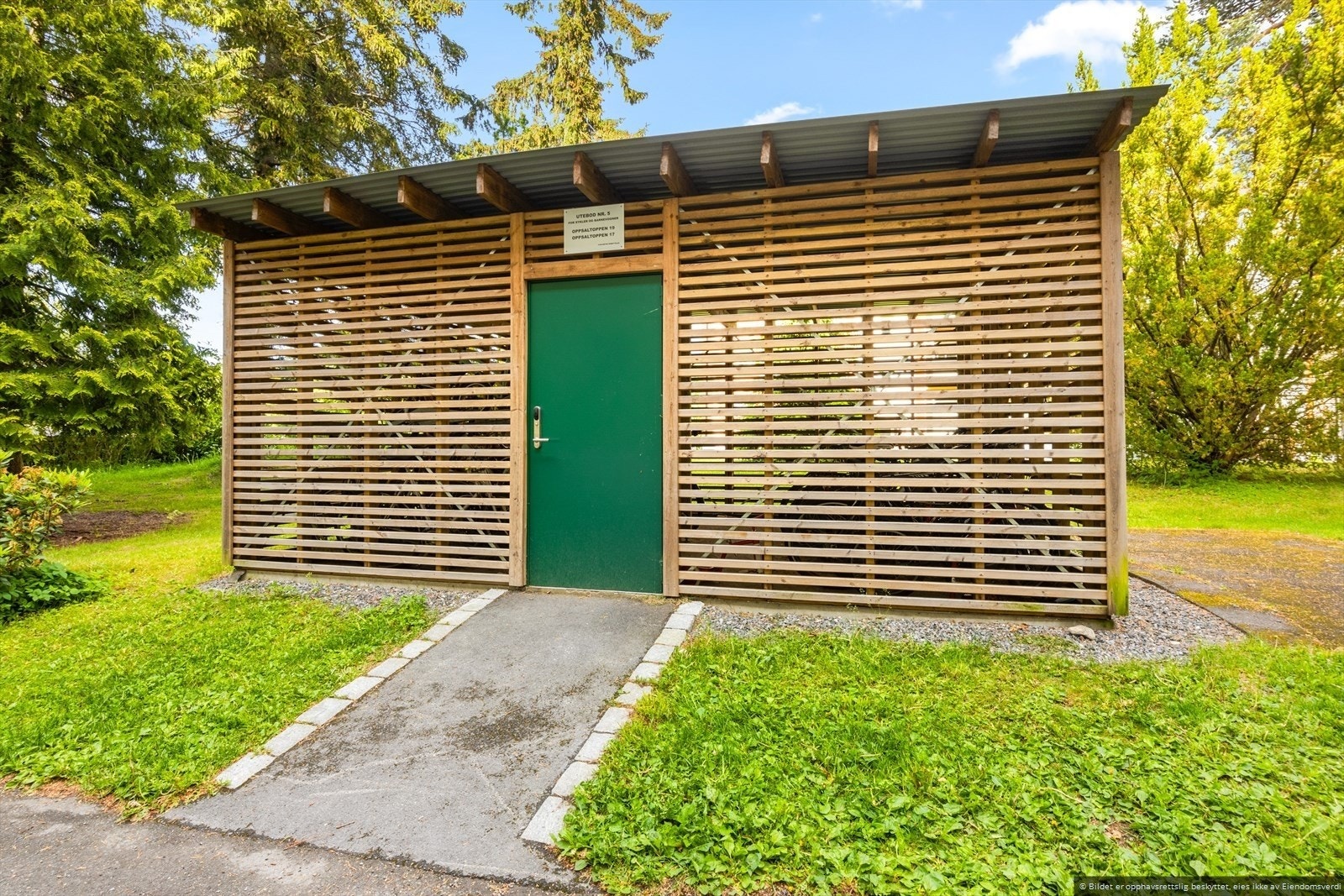 Utebilder tatt på en annen årstid. Praktisk sykkelbod rett utenfor inngangsdøra. Galleribilde