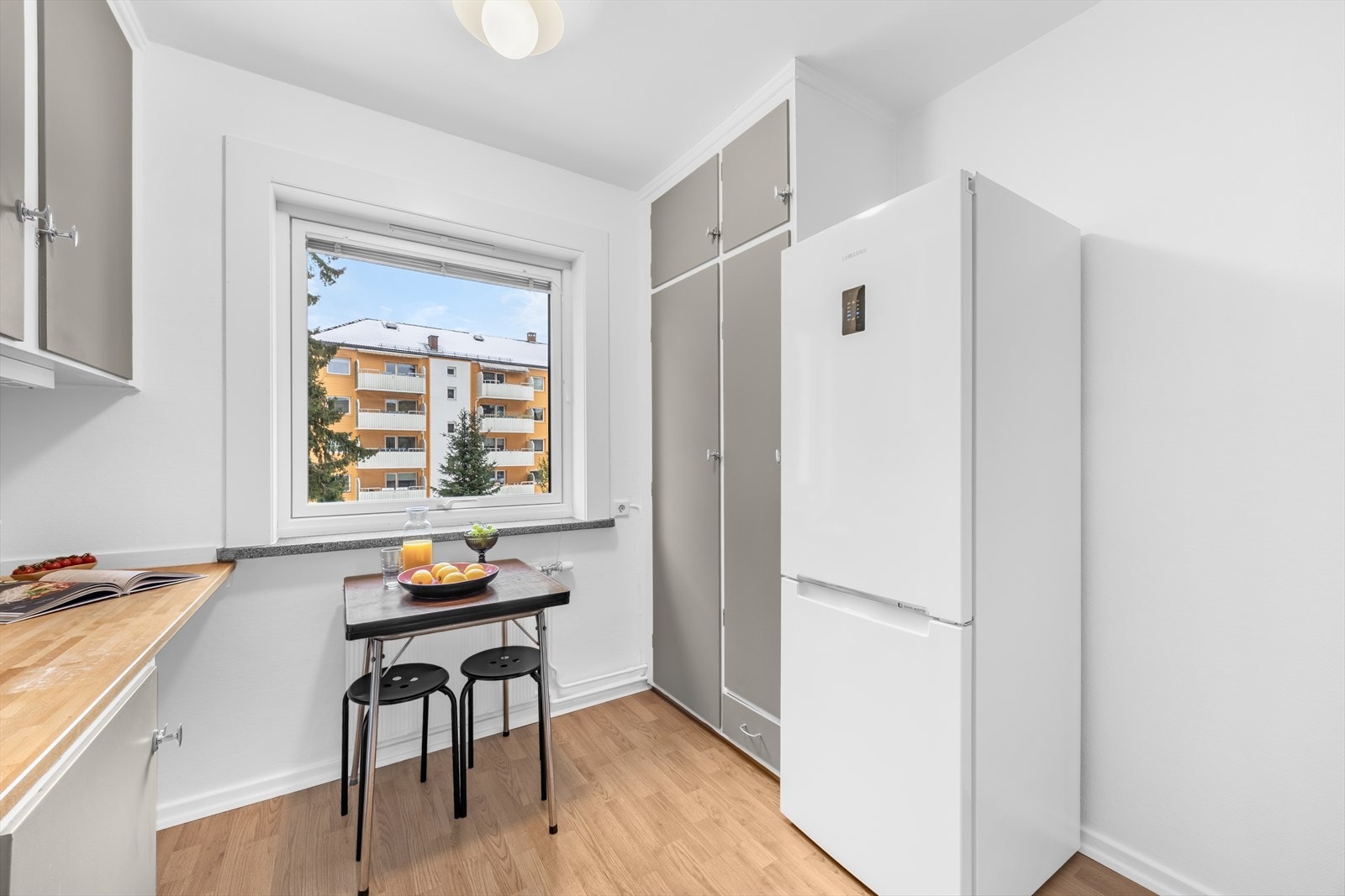 Kjøkkenet har takhøy innredning som gir god lagringsplass. Galleribilde